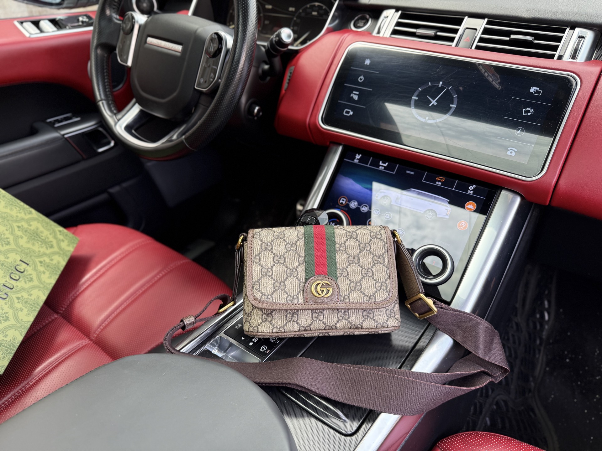 💰260 📷高端货‼️ 新款 “ GUCCI ”古奇单肩包💼 GUCCI古驰邮差包 GUCCI古驰 Ophidia 双G Logo 钯金色调硬件 皮革 斜挎单肩包 迷你 男款 米色拼深棕色 百搭经典推荐#高清五金logo标志、内里隔层!专用内里。顺滑拉链、做工精致每个细节到位!男人必备款。规格:19x13x8cm 配折叠礼盒🎁