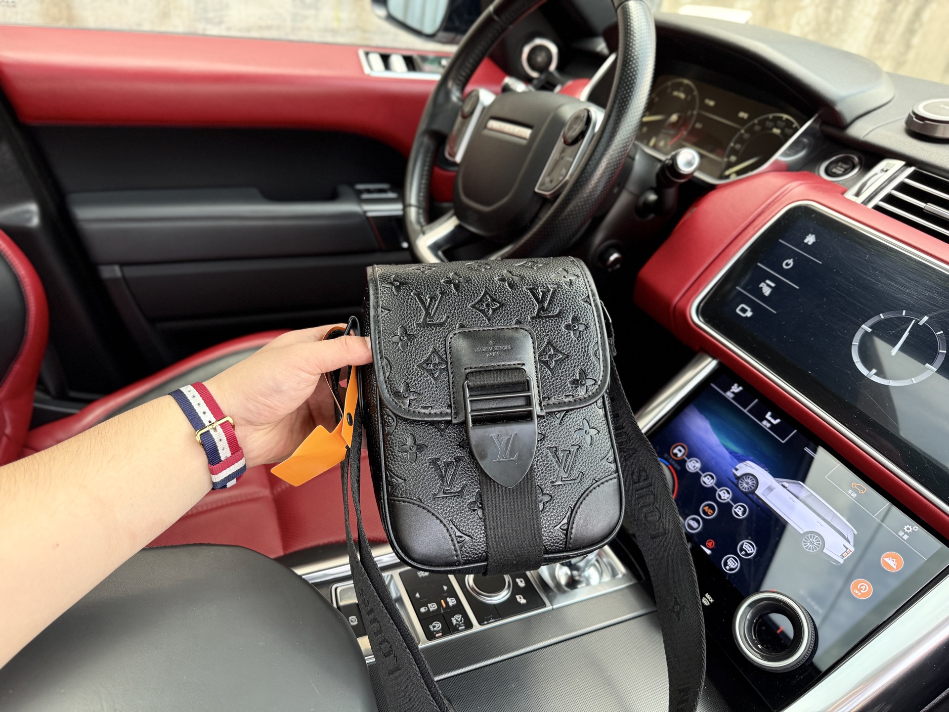 p175 📷高端货‼️ 新款 “Louis Vuitton”lv单肩包💼 路易威登单肩包邮差包斜挎包 M46442 LOUIS VUITTON Archy 可调节肩带磁扣翻盖开合 涂层帆布 邮差包斜挎单肩包 小号 男款 压花  超高清五金logo标志、顺滑拉链、油边超平滑、做工精致每个细节到位！男人必备款 尽显运动风范 商务工作中的理想伴侣。尺寸：16x22x7cm 配：折叠礼盒🎁