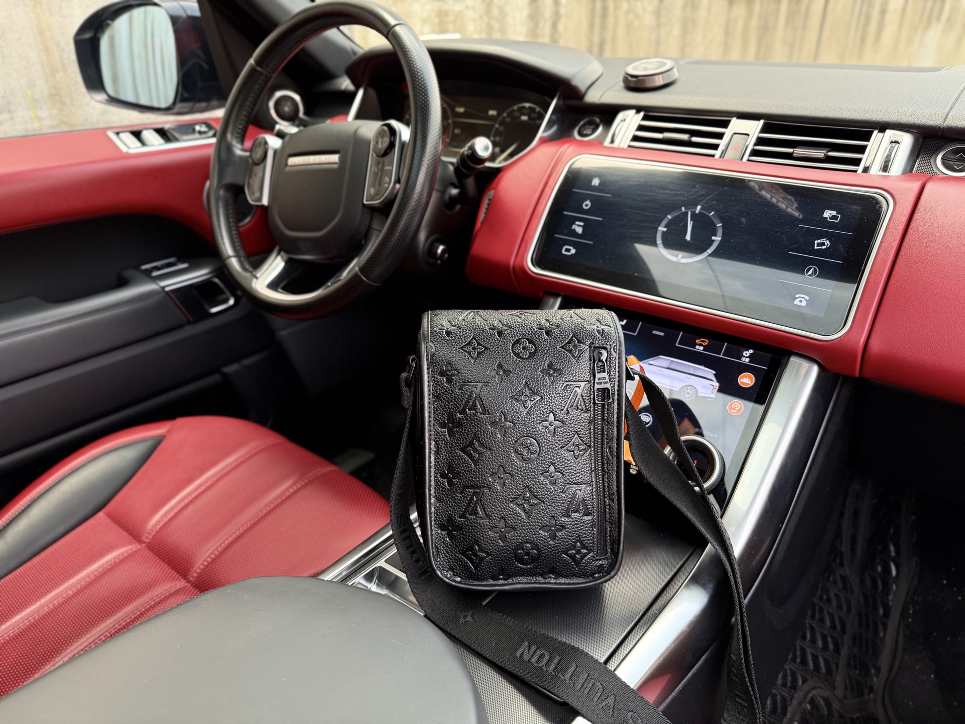p175 📷高端货‼️ 新款 “Louis Vuitton”lv单肩包💼 路易威登单肩包邮差包斜挎包 M46442 LOUIS VUITTON Archy 可调节肩带磁扣翻盖开合 涂层帆布 邮差包斜挎单肩包 小号 男款 压花  超高清五金logo标志、顺滑拉链、油边超平滑、做工精致每个细节到位！男人必备款 尽显运动风范 商务工作中的理想伴侣。尺寸：16x22x7cm 配：折叠礼盒🎁