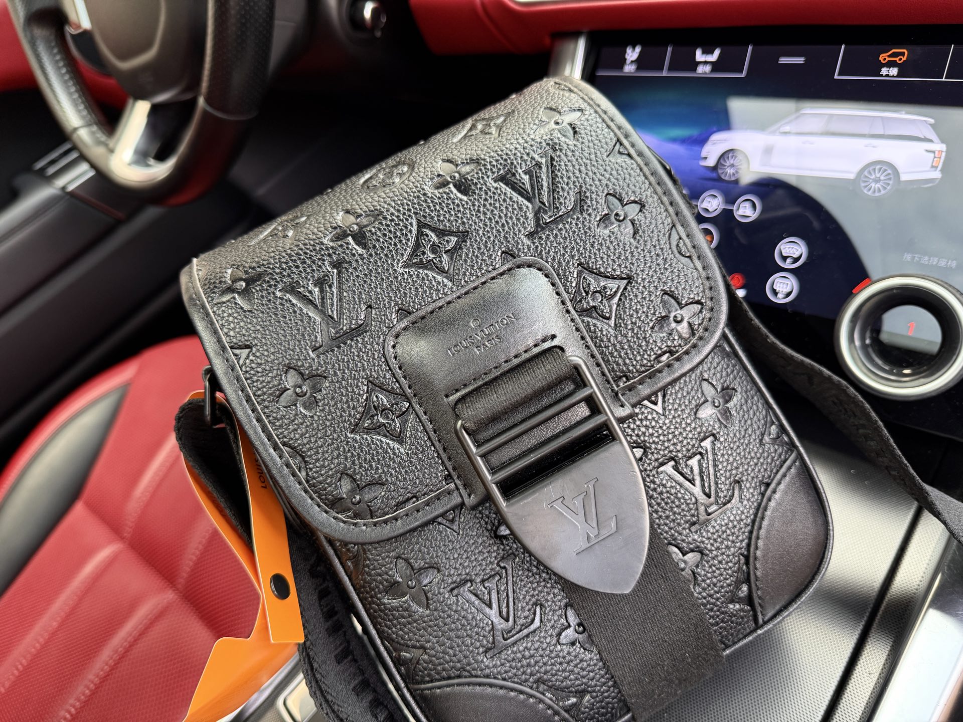 p175 📷高端货‼️ 新款 “Louis Vuitton”lv单肩包💼 路易威登单肩包邮差包斜挎包 M46442 LOUIS VUITTON Archy 可调节肩带磁扣翻盖开合 涂层帆布 邮差包斜挎单肩包 小号 男款 压花  超高清五金logo标志、顺滑拉链、油边超平滑、做工精致每个细节到位！男人必备款 尽显运动风范 商务工作中的理想伴侣。尺寸：16x22x7cm 配：折叠礼盒🎁