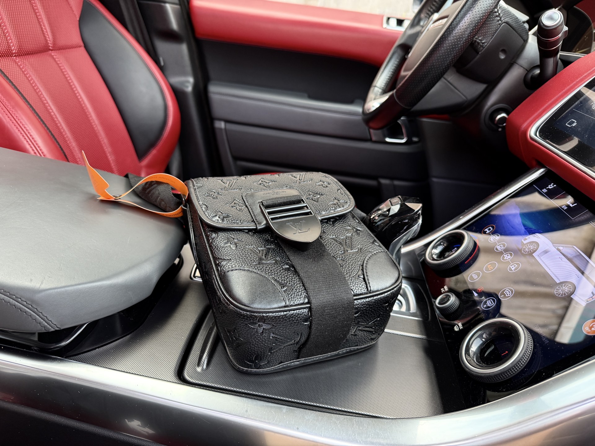 p175 📷高端货‼️ 新款 “Louis Vuitton”lv单肩包💼 路易威登单肩包邮差包斜挎包 M46442 LOUIS VUITTON Archy 可调节肩带磁扣翻盖开合 涂层帆布 邮差包斜挎单肩包 小号 男款 压花  超高清五金logo标志、顺滑拉链、油边超平滑、做工精致每个细节到位！男人必备款 尽显运动风范 商务工作中的理想伴侣。尺寸：16x22x7cm 配：折叠礼盒🎁
