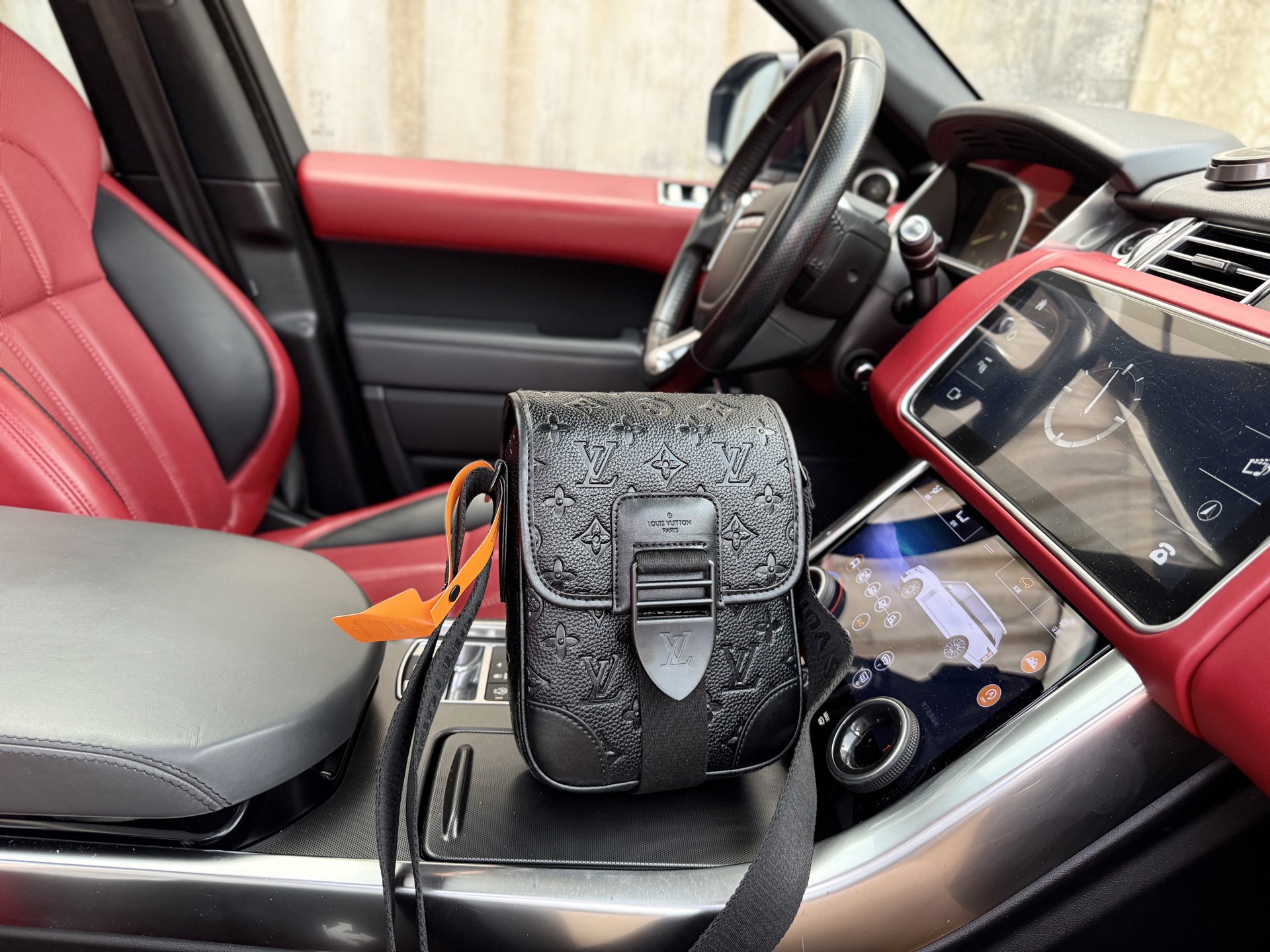 p175 📷高端货‼️ 新款 “Louis Vuitton”lv单肩包💼 路易威登单肩包邮差包斜挎包 M46442 LOUIS VUITTON Archy 可调节肩带磁扣翻盖开合 涂层帆布 邮差包斜挎单肩包 小号 男款 压花  超高清五金logo标志、顺滑拉链、油边超平滑、做工精致每个细节到位！男人必备款 尽显运动风范 商务工作中的理想伴侣。尺寸：16x22x7cm 配：折叠礼盒🎁