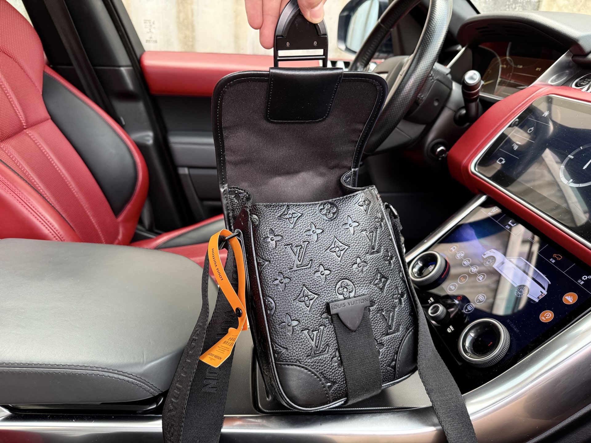 p175 📷高端货‼️ 新款 “Louis Vuitton”lv单肩包💼 路易威登单肩包邮差包斜挎包 M46442 LOUIS VUITTON Archy 可调节肩带磁扣翻盖开合 涂层帆布 邮差包斜挎单肩包 小号 男款 压花  超高清五金logo标志、顺滑拉链、油边超平滑、做工精致每个细节到位！男人必备款 尽显运动风范 商务工作中的理想伴侣。尺寸：16x22x7cm 配：折叠礼盒🎁