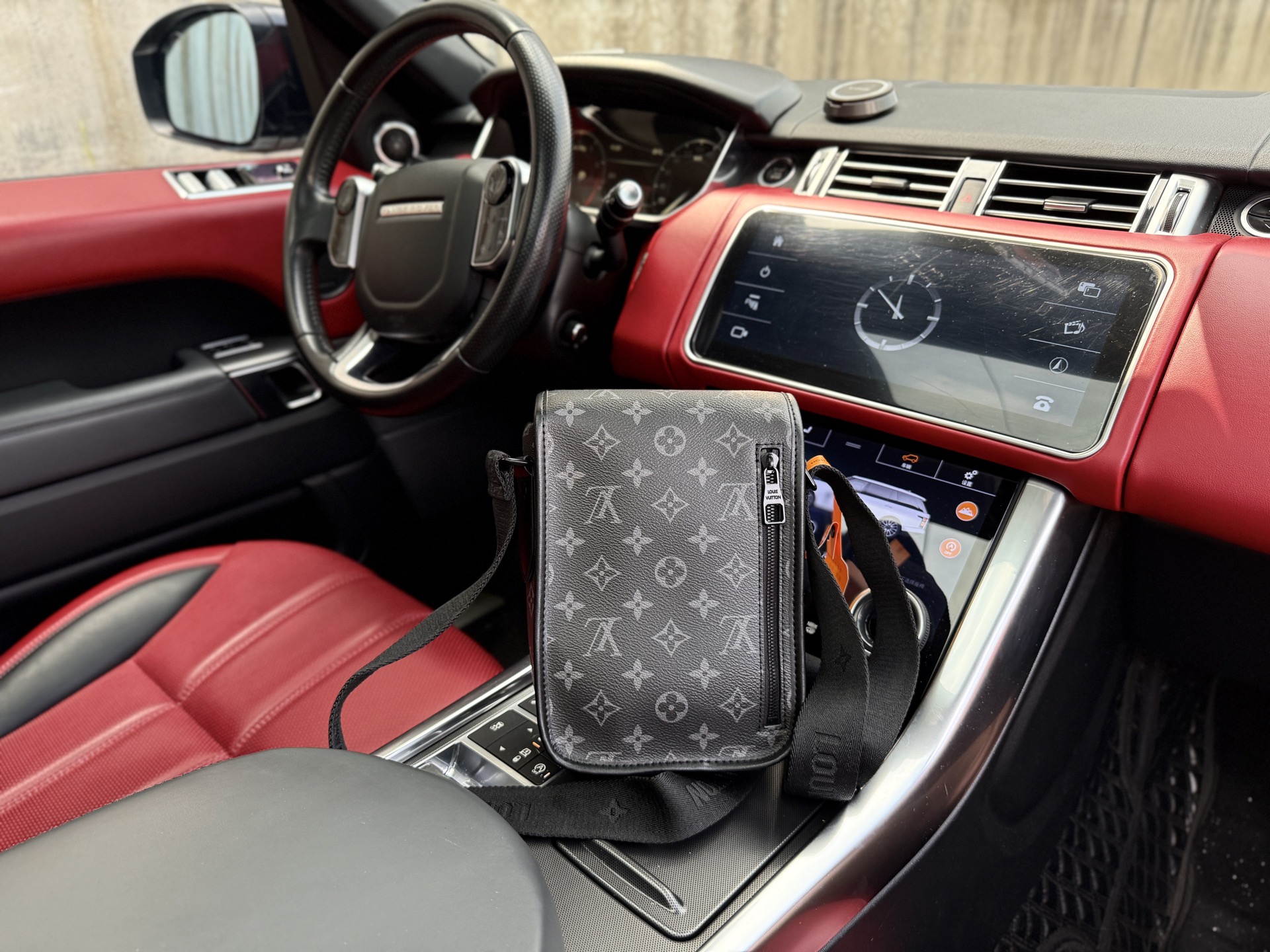 p175 📷高端货‼️ 新款 “Louis Vuitton”lv单肩包💼 路易威登单肩包邮差包斜挎包 M46442 LOUIS VUITTON Archy 可调节肩带磁扣翻盖开合 涂层帆布 邮差包斜挎单肩包 小号 男款 黑花 超高清五金logo标志、顺滑拉链、油边超平滑、做工精致每个细节到位！男人必备款 尽显运动风范 商务工作中的理想伴侣。尺寸：16x22x7cm 配：折叠礼盒🎁