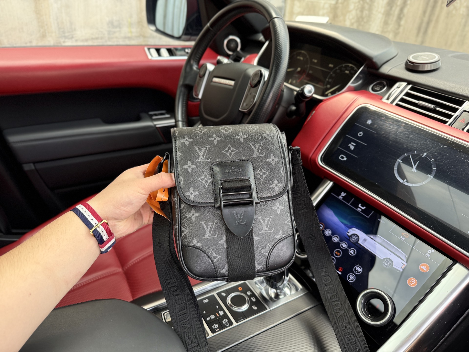 p175 📷高端货‼️ 新款 “Louis Vuitton”lv单肩包💼 路易威登单肩包邮差包斜挎包 M46442 LOUIS VUITTON Archy 可调节肩带磁扣翻盖开合 涂层帆布 邮差包斜挎单肩包 小号 男款 黑花 超高清五金logo标志、顺滑拉链、油边超平滑、做工精致每个细节到位！男人必备款 尽显运动风范 商务工作中的理想伴侣。尺寸：16x22x7cm 配：折叠礼盒🎁