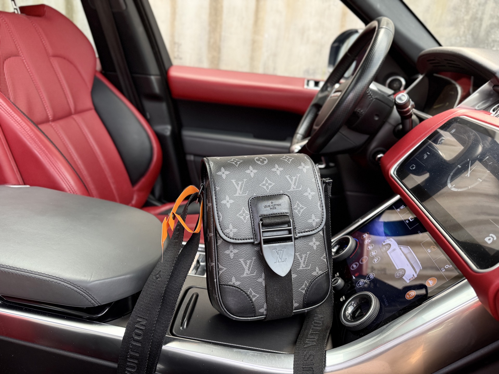p175 📷高端货‼️ 新款 “Louis Vuitton”lv单肩包💼 路易威登单肩包邮差包斜挎包 M46442 LOUIS VUITTON Archy 可调节肩带磁扣翻盖开合 涂层帆布 邮差包斜挎单肩包 小号 男款 黑花 超高清五金logo标志、顺滑拉链、油边超平滑、做工精致每个细节到位！男人必备款 尽显运动风范 商务工作中的理想伴侣。尺寸：16x22x7cm 配：折叠礼盒🎁
