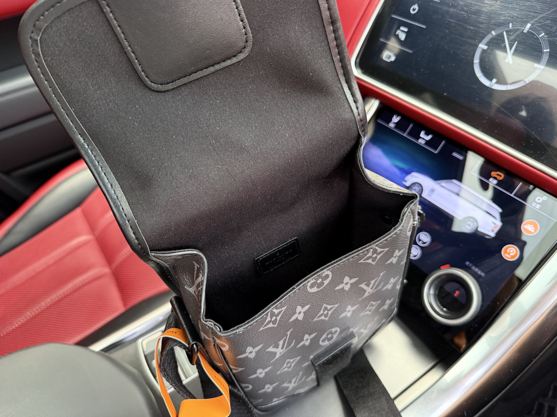 p175 📷高端货‼️ 新款 “Louis Vuitton”lv单肩包💼 路易威登单肩包邮差包斜挎包 M46442 LOUIS VUITTON Archy 可调节肩带磁扣翻盖开合 涂层帆布 邮差包斜挎单肩包 小号 男款 黑花 超高清五金logo标志、顺滑拉链、油边超平滑、做工精致每个细节到位！男人必备款 尽显运动风范 商务工作中的理想伴侣。尺寸：16x22x7cm 配：折叠礼盒🎁