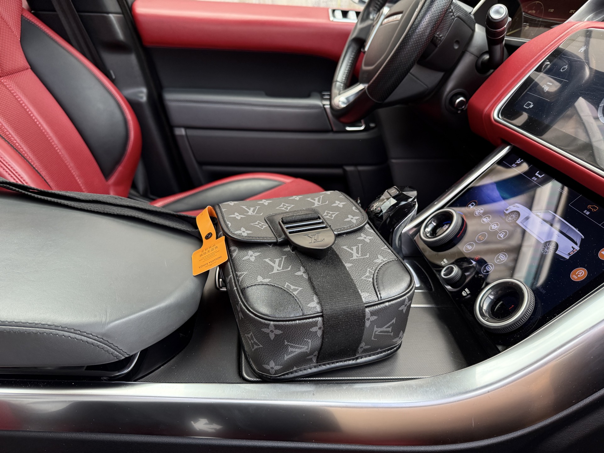 p175 📷高端货‼️ 新款 “Louis Vuitton”lv单肩包💼 路易威登单肩包邮差包斜挎包 M46442 LOUIS VUITTON Archy 可调节肩带磁扣翻盖开合 涂层帆布 邮差包斜挎单肩包 小号 男款 黑花 超高清五金logo标志、顺滑拉链、油边超平滑、做工精致每个细节到位！男人必备款 尽显运动风范 商务工作中的理想伴侣。尺寸：16x22x7cm 配：折叠礼盒🎁