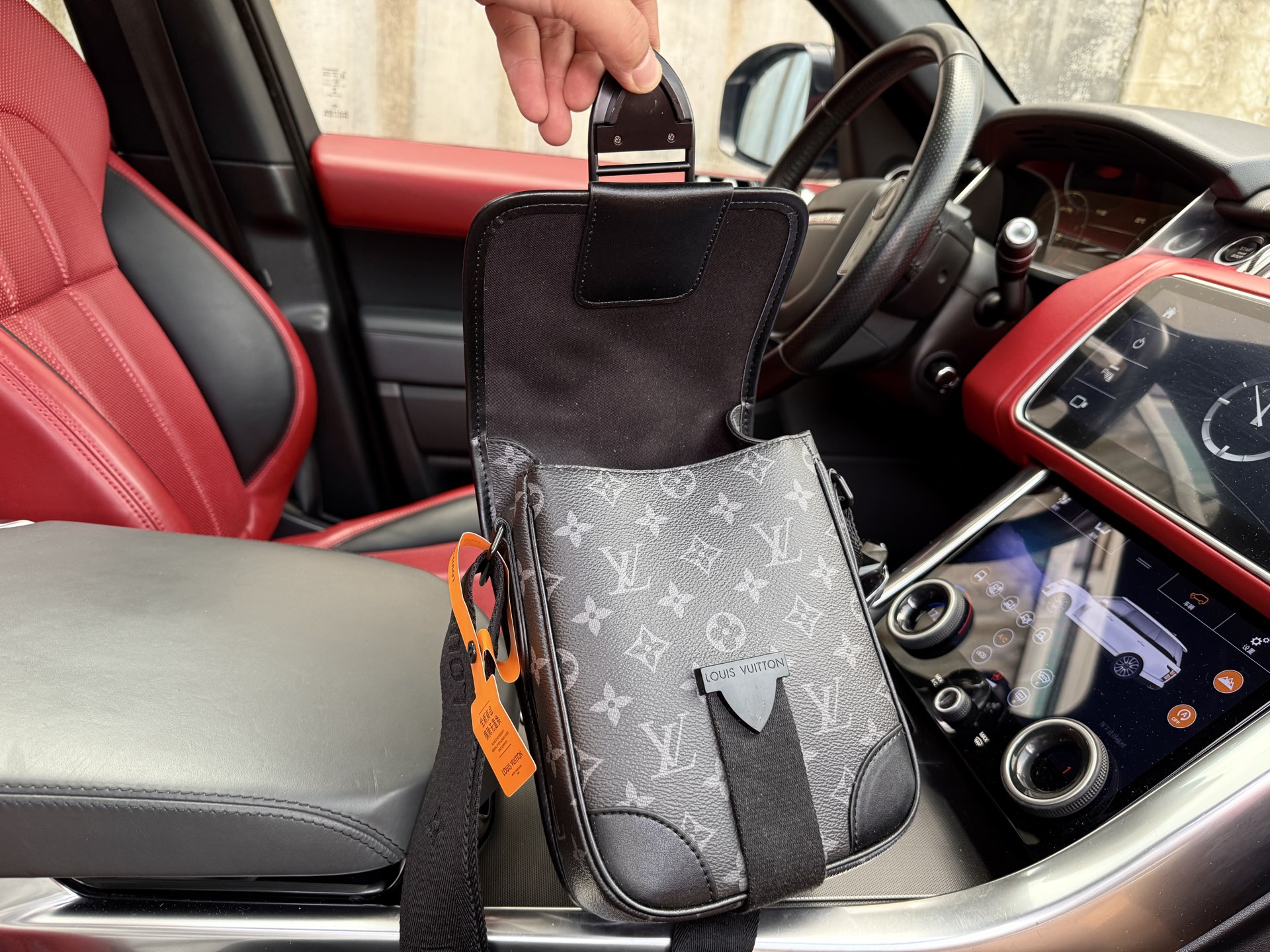 p175 📷高端货‼️ 新款 “Louis Vuitton”lv单肩包💼 路易威登单肩包邮差包斜挎包 M46442 LOUIS VUITTON Archy 可调节肩带磁扣翻盖开合 涂层帆布 邮差包斜挎单肩包 小号 男款 黑花 超高清五金logo标志、顺滑拉链、油边超平滑、做工精致每个细节到位！男人必备款 尽显运动风范 商务工作中的理想伴侣。尺寸：16x22x7cm 配：折叠礼盒🎁