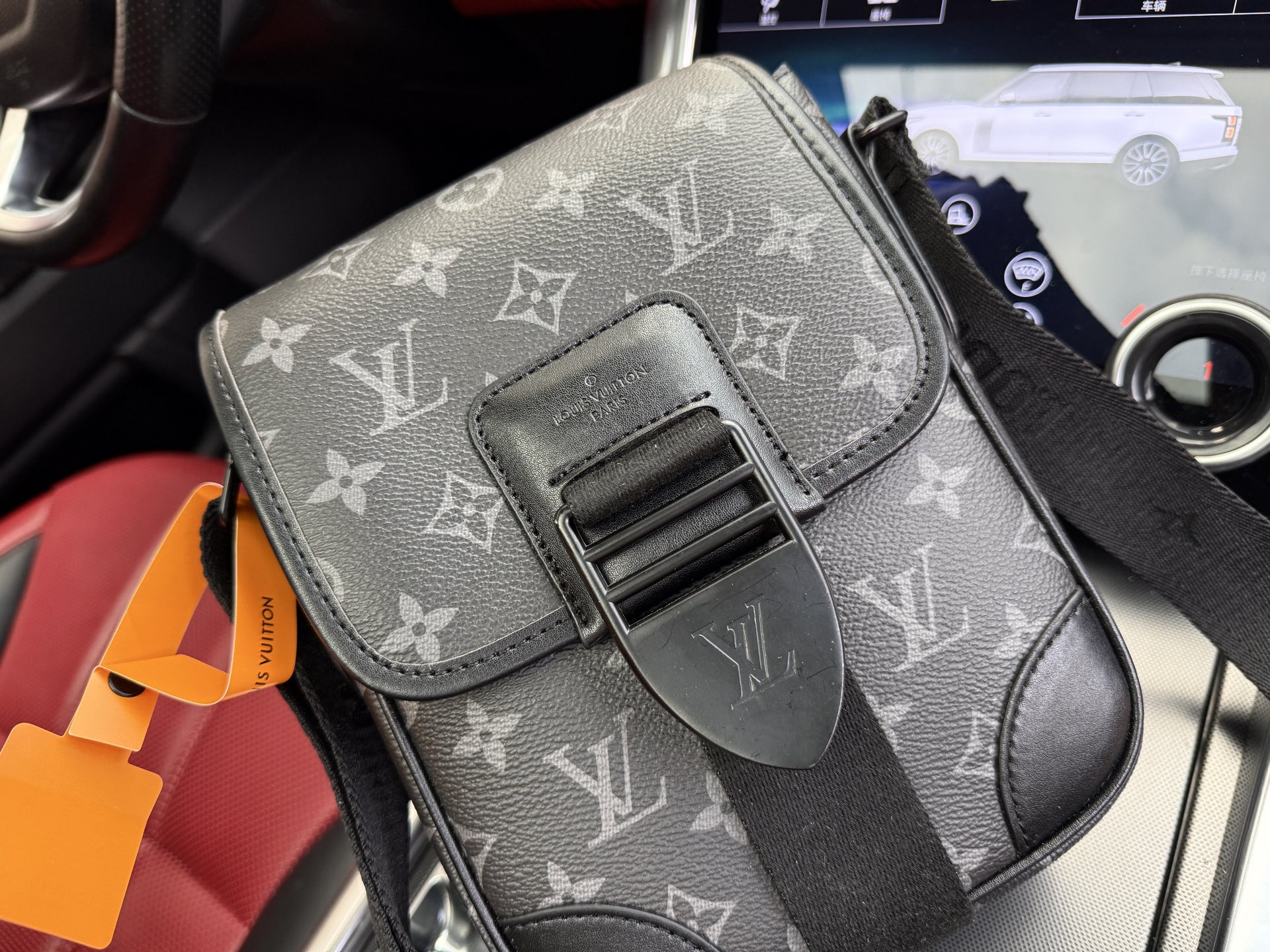 p175 📷高端货‼️ 新款 “Louis Vuitton”lv单肩包💼 路易威登单肩包邮差包斜挎包 M46442 LOUIS VUITTON Archy 可调节肩带磁扣翻盖开合 涂层帆布 邮差包斜挎单肩包 小号 男款 黑花 超高清五金logo标志、顺滑拉链、油边超平滑、做工精致每个细节到位！男人必备款 尽显运动风范 商务工作中的理想伴侣。尺寸：16x22x7cm 配：折叠礼盒🎁