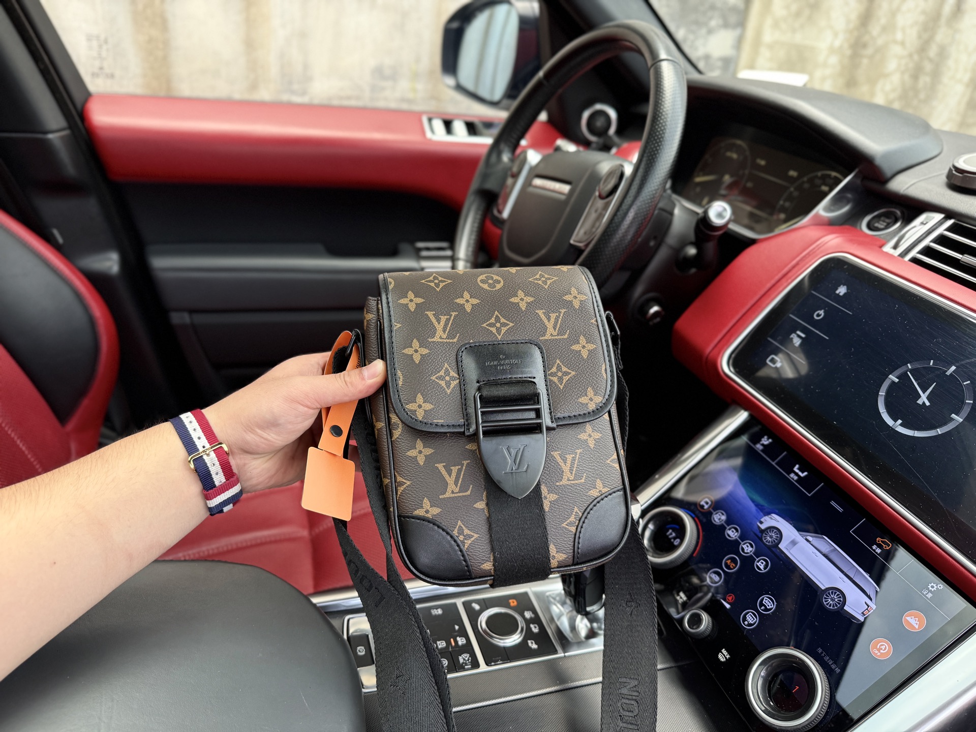 p175 📷高端货‼️ 新款 “Louis Vuitton”lv单肩包💼 路易威登单肩包邮差包斜挎包 M46442 LOUIS VUITTON Archy 可调节肩带磁扣翻盖开合 涂层帆布 邮差包斜挎单肩包 小号 男款 棕色花 超高清五金logo标志、顺滑拉链、油边超平滑、做工精致每个细节到位！男人必备款 尽显运动风范 商务工作中的理想伴侣。尺寸：16x22x7cm 配：折叠礼盒🎁