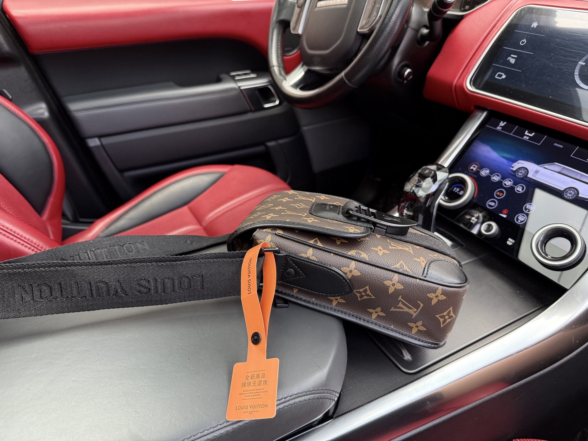 p175 📷高端货‼️ 新款 “Louis Vuitton”lv单肩包💼 路易威登单肩包邮差包斜挎包 M46442 LOUIS VUITTON Archy 可调节肩带磁扣翻盖开合 涂层帆布 邮差包斜挎单肩包 小号 男款 棕色花 超高清五金logo标志、顺滑拉链、油边超平滑、做工精致每个细节到位！男人必备款 尽显运动风范 商务工作中的理想伴侣。尺寸：16x22x7cm 配：折叠礼盒🎁