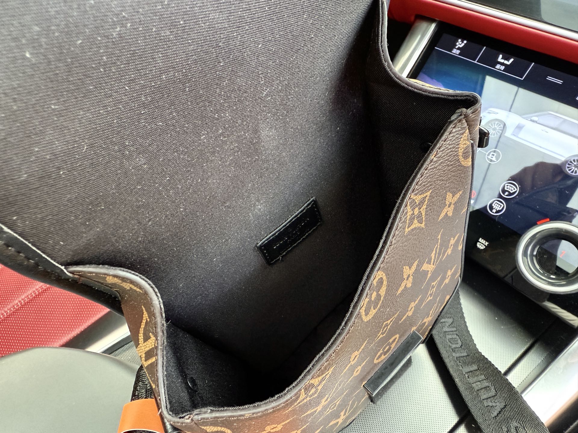 p175 📷高端货‼️ 新款 “Louis Vuitton”lv单肩包💼 路易威登单肩包邮差包斜挎包 M46442 LOUIS VUITTON Archy 可调节肩带磁扣翻盖开合 涂层帆布 邮差包斜挎单肩包 小号 男款 棕色花 超高清五金logo标志、顺滑拉链、油边超平滑、做工精致每个细节到位！男人必备款 尽显运动风范 商务工作中的理想伴侣。尺寸：16x22x7cm 配：折叠礼盒🎁