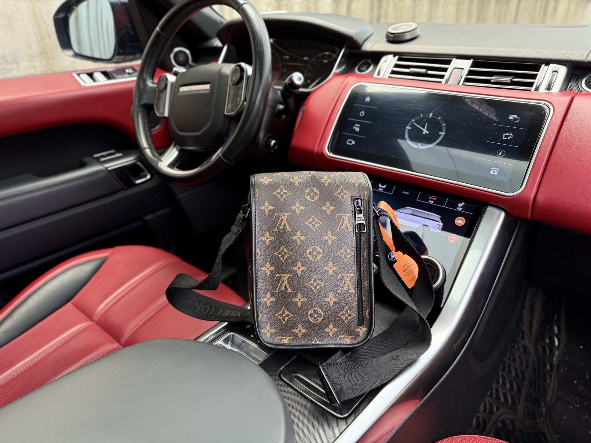 p175 📷高端货‼️ 新款 “Louis Vuitton”lv单肩包💼 路易威登单肩包邮差包斜挎包 M46442 LOUIS VUITTON Archy 可调节肩带磁扣翻盖开合 涂层帆布 邮差包斜挎单肩包 小号 男款 棕色花 超高清五金logo标志、顺滑拉链、油边超平滑、做工精致每个细节到位！男人必备款 尽显运动风范 商务工作中的理想伴侣。尺寸：16x22x7cm 配：折叠礼盒🎁