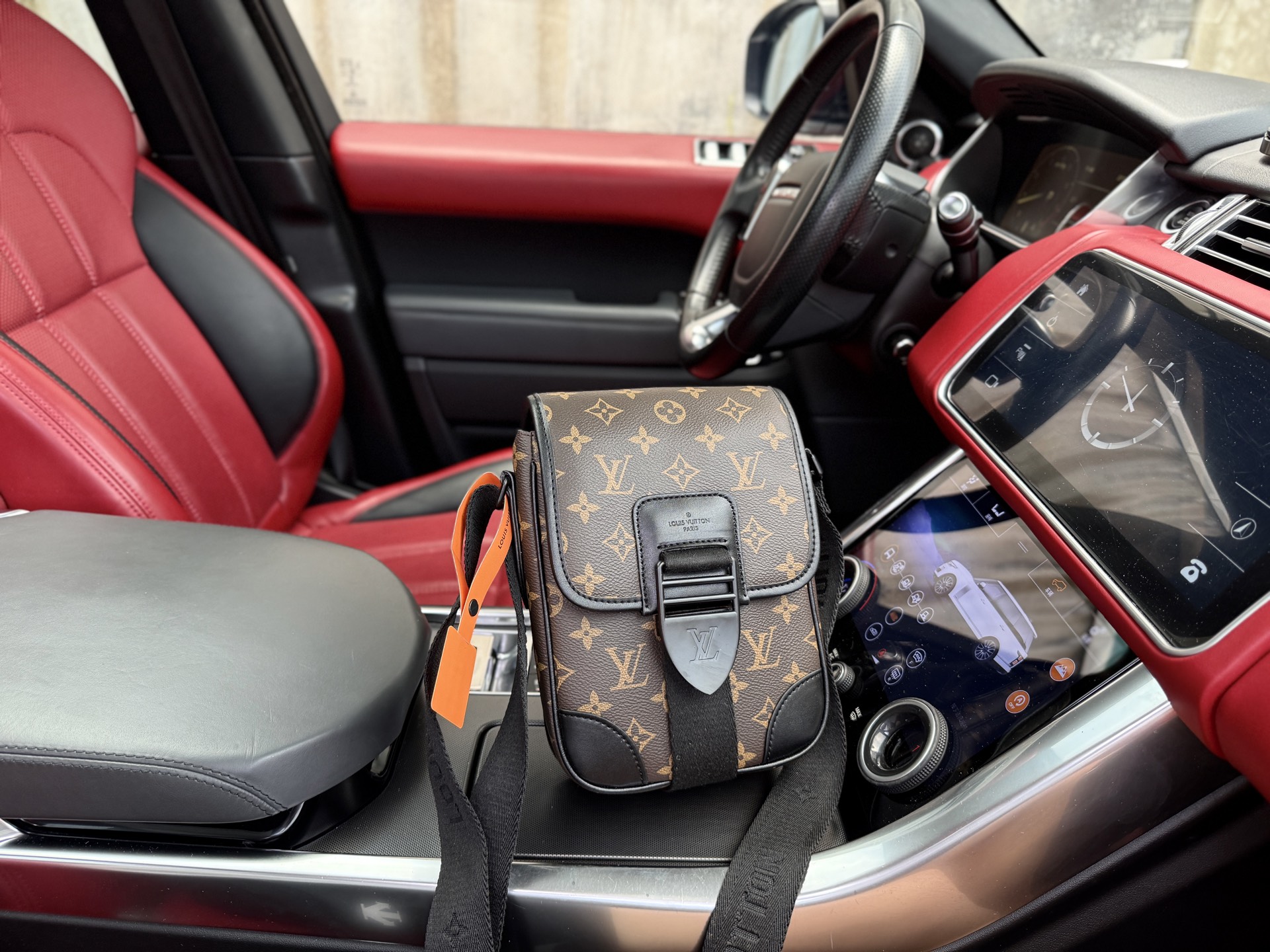 p175 📷高端货‼️ 新款 “Louis Vuitton”lv单肩包💼 路易威登单肩包邮差包斜挎包 M46442 LOUIS VUITTON Archy 可调节肩带磁扣翻盖开合 涂层帆布 邮差包斜挎单肩包 小号 男款 棕色花 超高清五金logo标志、顺滑拉链、油边超平滑、做工精致每个细节到位！男人必备款 尽显运动风范 商务工作中的理想伴侣。尺寸：16x22x7cm 配：折叠礼盒🎁