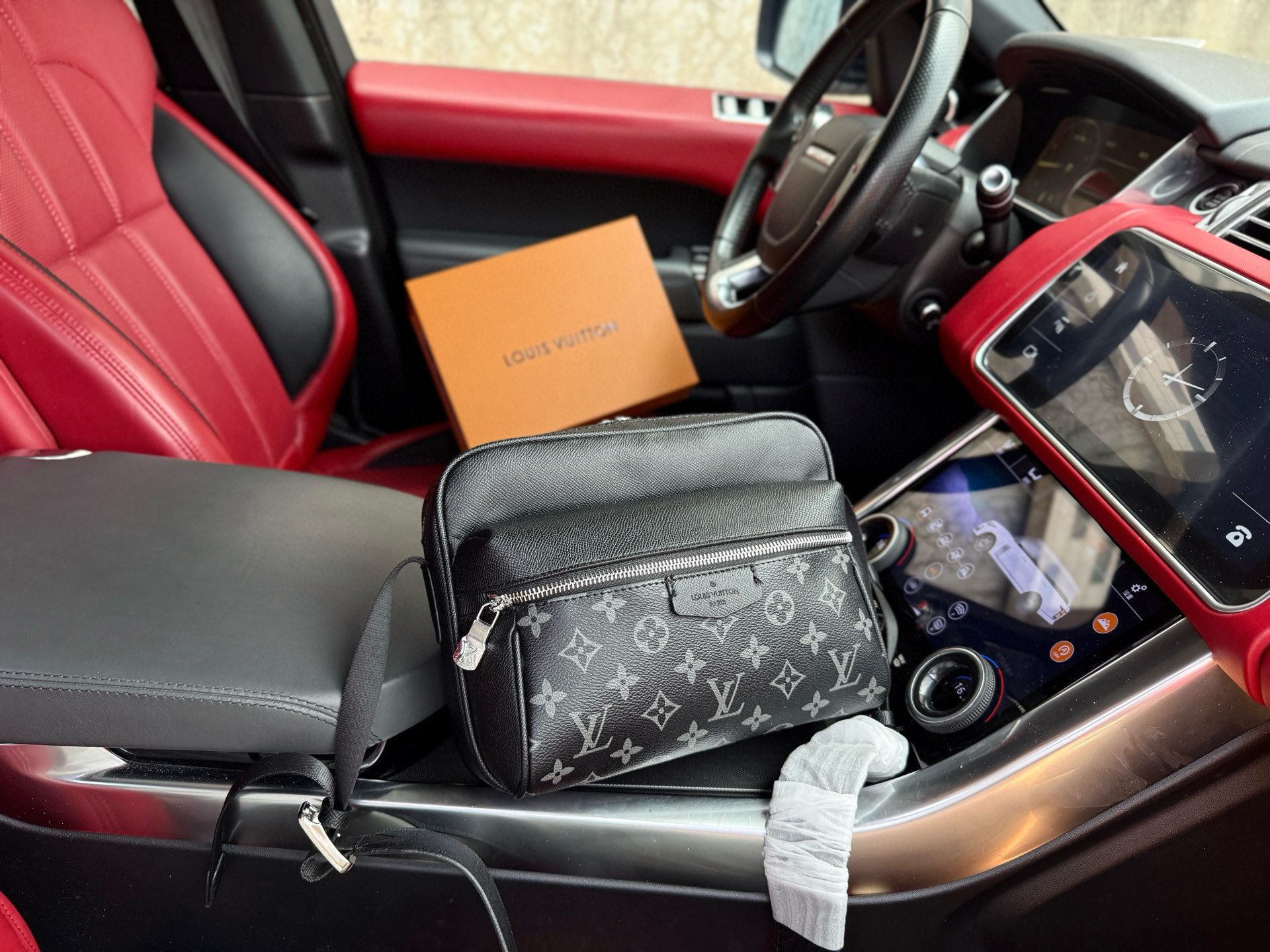 💰280 芯片版 📷高端货‼️ 新款 “Louis Vuitton”lv单肩包💼 路易威登邮差包 黑武士单肩包 M30233 LOUIS VUITTON Outdoor 经典老花可调节不可拆卸肩带 帆布拼牛皮革 邮差包斜挎单肩包 常规 男款 灰黑色。尽显运动风范。商务工作中的理想伴侣。 高清五金logo标志、内里隔层!专用内里。顺滑拉链、做工精致每个细节到位!男人必备款。尺寸: 26x20x10.5cm。配:折叠礼盒🎁