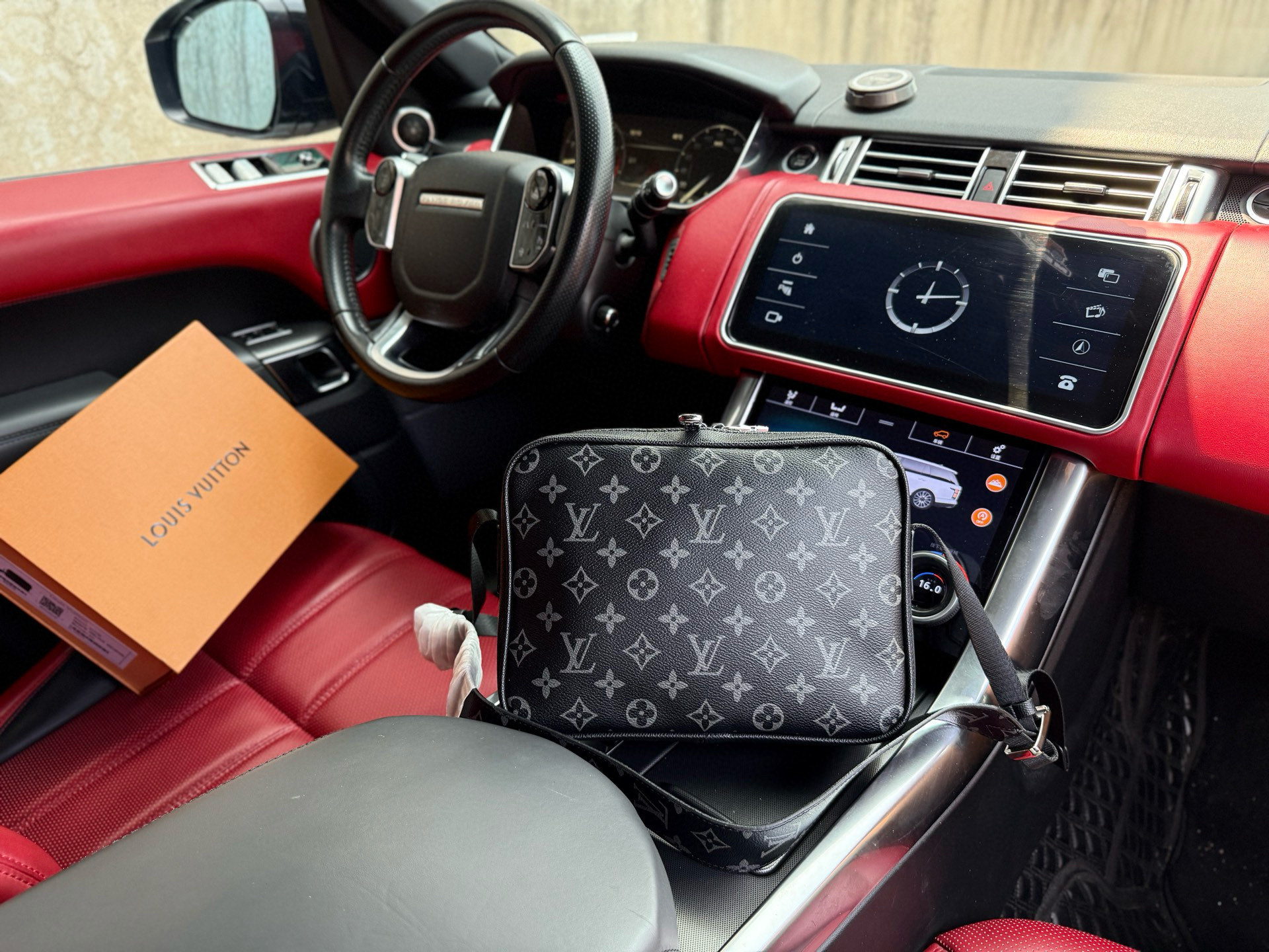 💰280 芯片版 📷高端货‼️ 新款 “Louis Vuitton”lv单肩包💼 路易威登邮差包 黑武士单肩包 M30233 LOUIS VUITTON Outdoor 经典老花可调节不可拆卸肩带 帆布拼牛皮革 邮差包斜挎单肩包 常规 男款 灰黑色。尽显运动风范。商务工作中的理想伴侣。 高清五金logo标志、内里隔层!专用内里。顺滑拉链、做工精致每个细节到位!男人必备款。尺寸: 26x20x10.5cm。配:折叠礼盒🎁