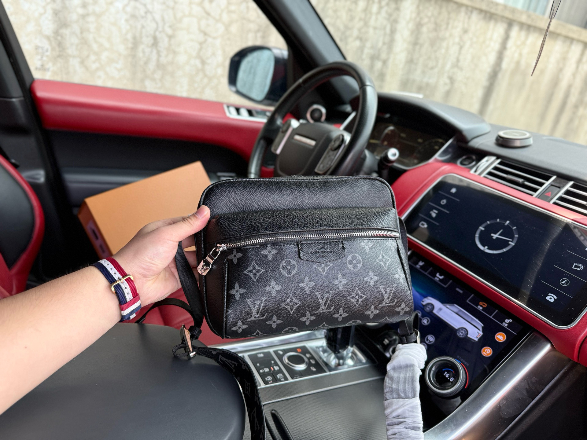 💰280 芯片版 📷高端货‼️ 新款 “Louis Vuitton”lv单肩包💼 路易威登邮差包 黑武士单肩包 M30233 LOUIS VUITTON Outdoor 经典老花可调节不可拆卸肩带 帆布拼牛皮革 邮差包斜挎单肩包 常规 男款 灰黑色。尽显运动风范。商务工作中的理想伴侣。 高清五金logo标志、内里隔层!专用内里。顺滑拉链、做工精致每个细节到位!男人必备款。尺寸: 26x20x10.5cm。配:折叠礼盒🎁