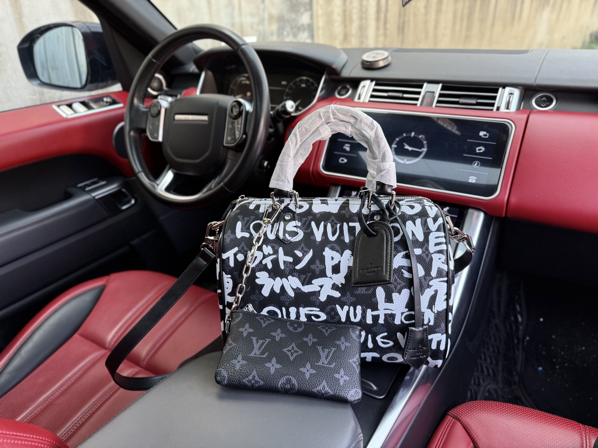 💰300 📷高端货‼️ 新款 “ LOUIS VUITTON ”lv单肩包💼 路易威登单肩包手提斜挎包 M26175 LOUIS VUITTON x Nigo 联名款SpeedyP9BANDOULIÈRE 30 SCRIBBLE品牌字母 牛皮革 单肩斜挎手提包 男款 黑色拼白色 容量宽敞,配以可拆卸式皮肩带。超高清五金logo标志 顺滑拉链 油边超顺滑 做工精细到每个细节 男人必备款!尺寸:30x21x17cm