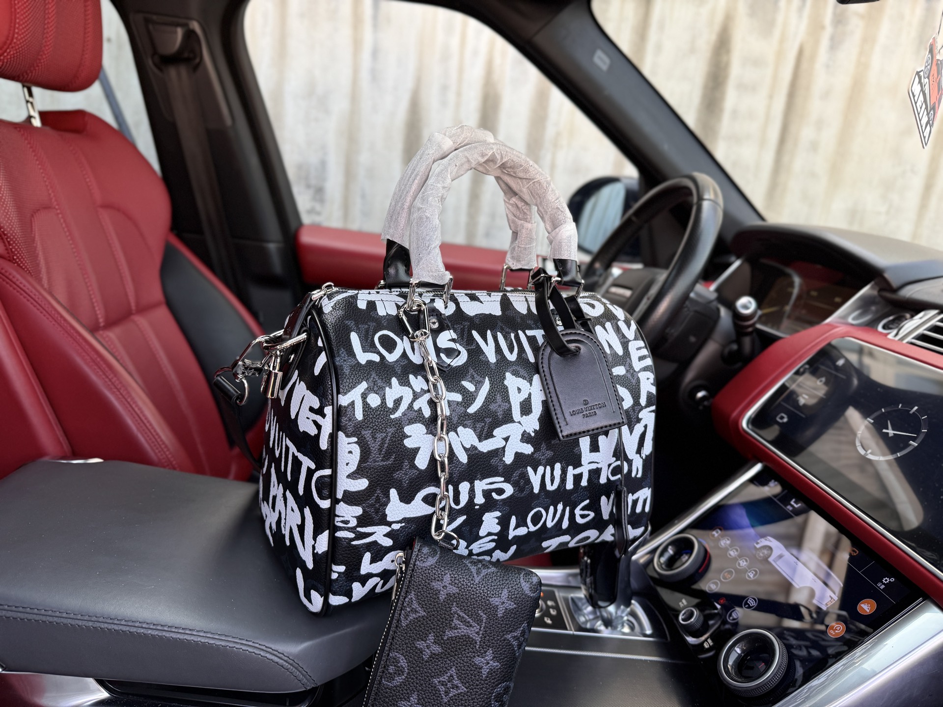 💰300 📷高端货‼️ 新款 “ LOUIS VUITTON ”lv单肩包💼 路易威登单肩包手提斜挎包 M26175 LOUIS VUITTON x Nigo 联名款SpeedyP9BANDOULIÈRE 30 SCRIBBLE品牌字母 牛皮革 单肩斜挎手提包 男款 黑色拼白色 容量宽敞,配以可拆卸式皮肩带。超高清五金logo标志 顺滑拉链 油边超顺滑 做工精细到每个细节 男人必备款!尺寸:30x21x17cm