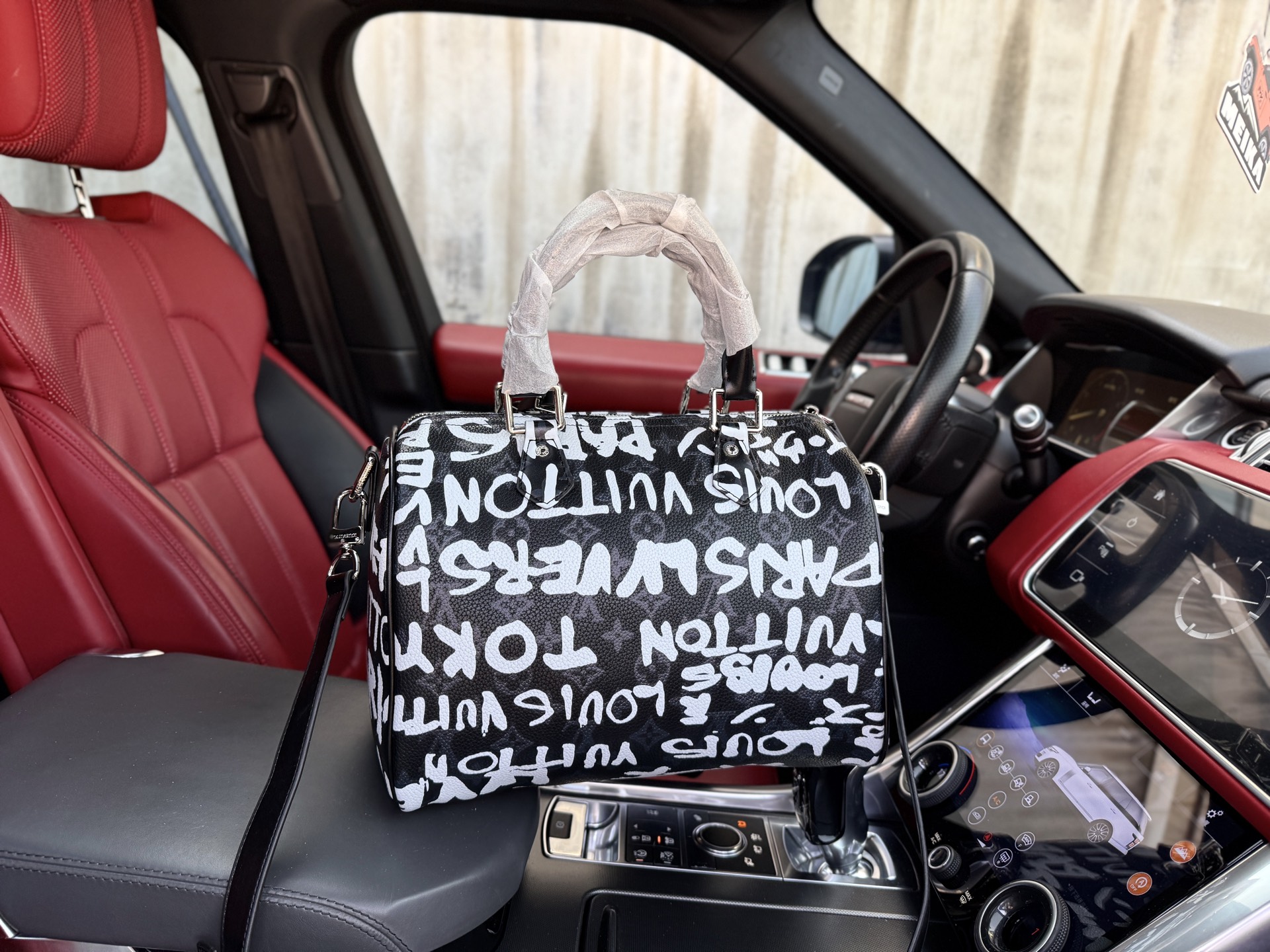 💰300 📷高端货‼️ 新款 “ LOUIS VUITTON ”lv单肩包💼 路易威登单肩包手提斜挎包 M26175 LOUIS VUITTON x Nigo 联名款SpeedyP9BANDOULIÈRE 30 SCRIBBLE品牌字母 牛皮革 单肩斜挎手提包 男款 黑色拼白色 容量宽敞,配以可拆卸式皮肩带。超高清五金logo标志 顺滑拉链 油边超顺滑 做工精细到每个细节 男人必备款!尺寸:30x21x17cm