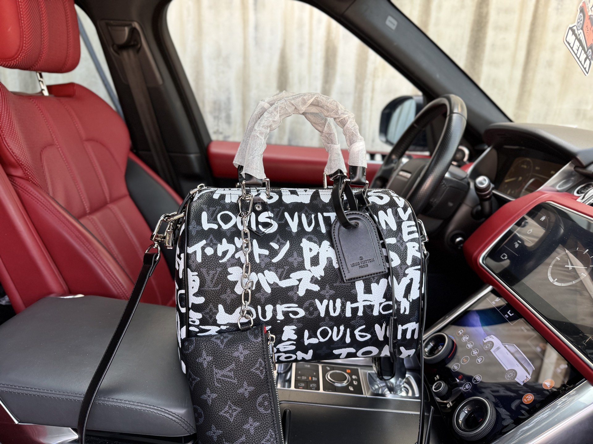 💰300 📷高端货‼️ 新款 “ LOUIS VUITTON ”lv单肩包💼 路易威登单肩包手提斜挎包 M26175 LOUIS VUITTON x Nigo 联名款SpeedyP9BANDOULIÈRE 30 SCRIBBLE品牌字母 牛皮革 单肩斜挎手提包 男款 黑色拼白色  容量宽敞，配以可拆卸式皮肩带。超高清五金logo标志 顺滑拉链 油边超顺滑 做工精细到每个细节 男人必备款！尺寸：30x21x17cm