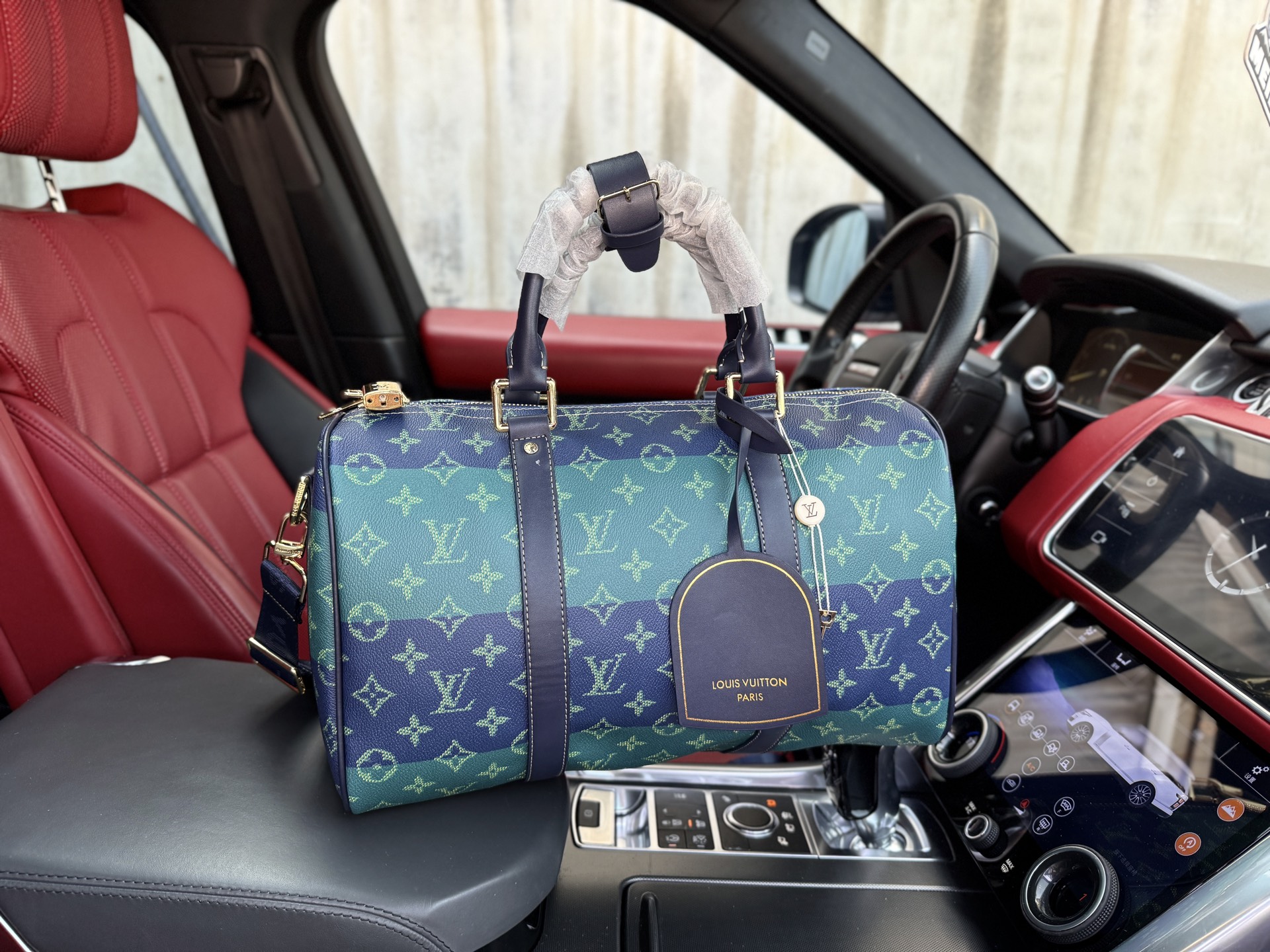 💰300 📷高端货‼️ 新款 “ LOUIS VUITTON ”lv单肩包💼 路易威登单肩包手提斜挎包 LOUIS VUITTON keepall 35金色五金件 涂层帆布 单肩手提包 男款 彩色  容量宽敞，配以可拆卸式皮肩带。超高清五金logo标志 顺滑拉链 油边超顺滑 做工精细到每个细节 男人必备款！尺寸：35x21x16cm