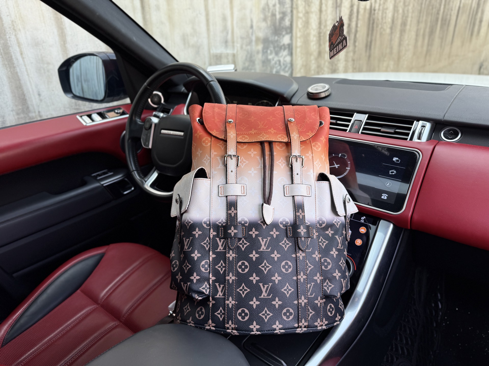 💰320 📷高端货‼️ 新款 “ Louis Vuitton ”lv双肩包💼 路易威登双肩包 LOUIS VUITTON Discovery 字母图案抽绳开合 涂层帆布 双肩包 男款 高清五金logo标志、专用里内里。顺滑拉链、油边平滑、做工精致每个细节到位!潮男必备款 规格:38x44x12cm