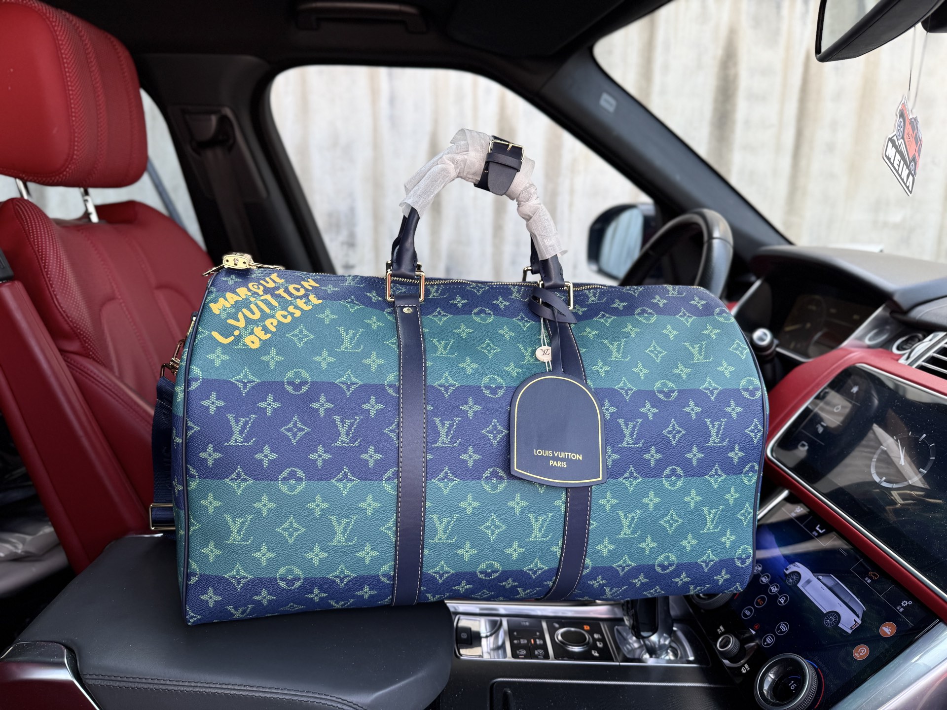 💰320 📷高端货‼️ 新款 “Louis Vuitton”lv旅行袋💼
路易威登旅行袋 M25900 LOUIS VUITTON keepall 50 品牌字母标识 Monogram Heritage 涂层帆布 旅行包 男款 绿色 宽敞的容量和可调节肩带适用于工作、休闲或出行 高清五金logo标志、内里隔层!专用内里。顺滑拉链、做工精致每个细节到位!男人必备款。尺寸:50x29x23cm