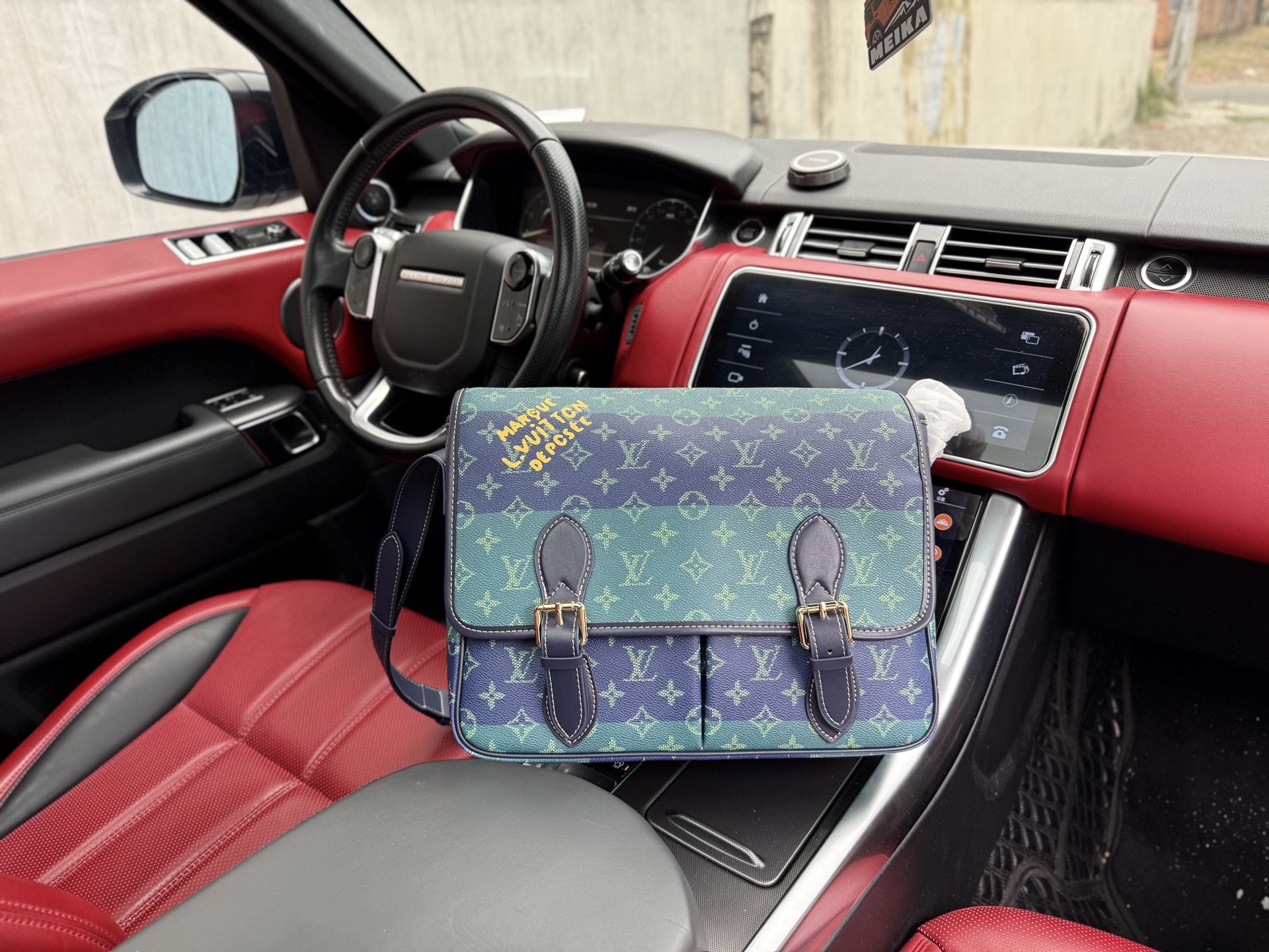 💰280 📷高端货‼️ 新款 “Louis Vuitton”lv单肩包💼 路易威登单肩包手提包邮差包 M15187 LOUIS VUITTON SATCHEL 印花金属配件邮差包 Monogram 帆布 单肩包 男款 蓝色拼色 超高清五金logo标志、顺滑拉链、油边超平滑、做工精致每个细节到位!男人必备款 尽显运动风范 商务工作中的理想伴侣。尺寸:35.5x24x12cm 配:折叠礼盒🎁