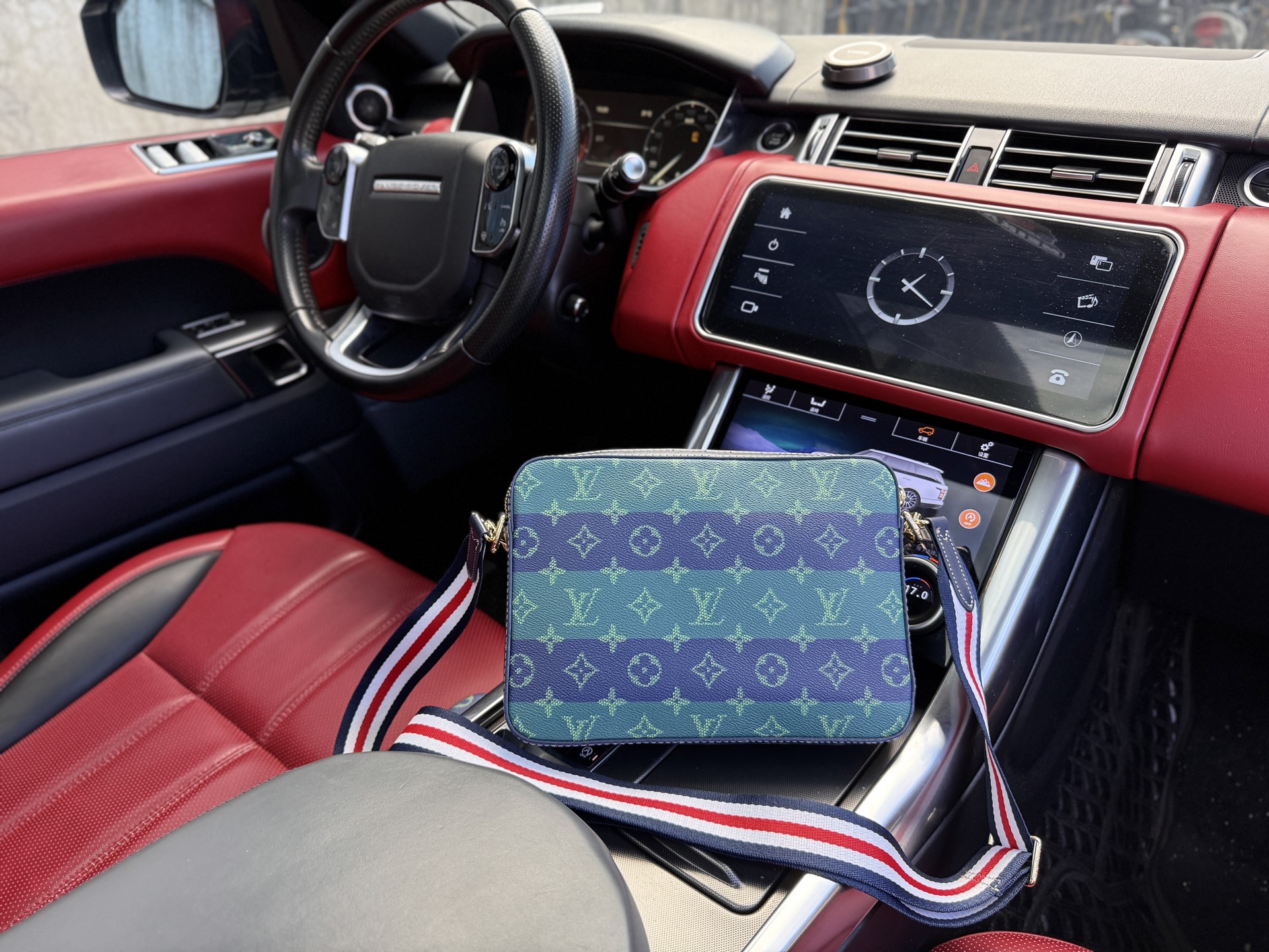 💰280 📷高端货‼️ 新款 “Louis Vuitton”lv单肩包💼 路易威登邮差包 M26026 LOUIS VUITTON Trio Messenger 品牌老花满印 Monogram Heritage 涂层帆布 邮差包斜挎单肩包 男款 绿色 超高清五金logo标志、顺滑拉链、油边超平滑、做工精致每个细节到位!男人必备款 尽显运动风范 商务工作中的理想伴侣。尺寸:25x18.5x7cm 配:折叠礼盒🎁