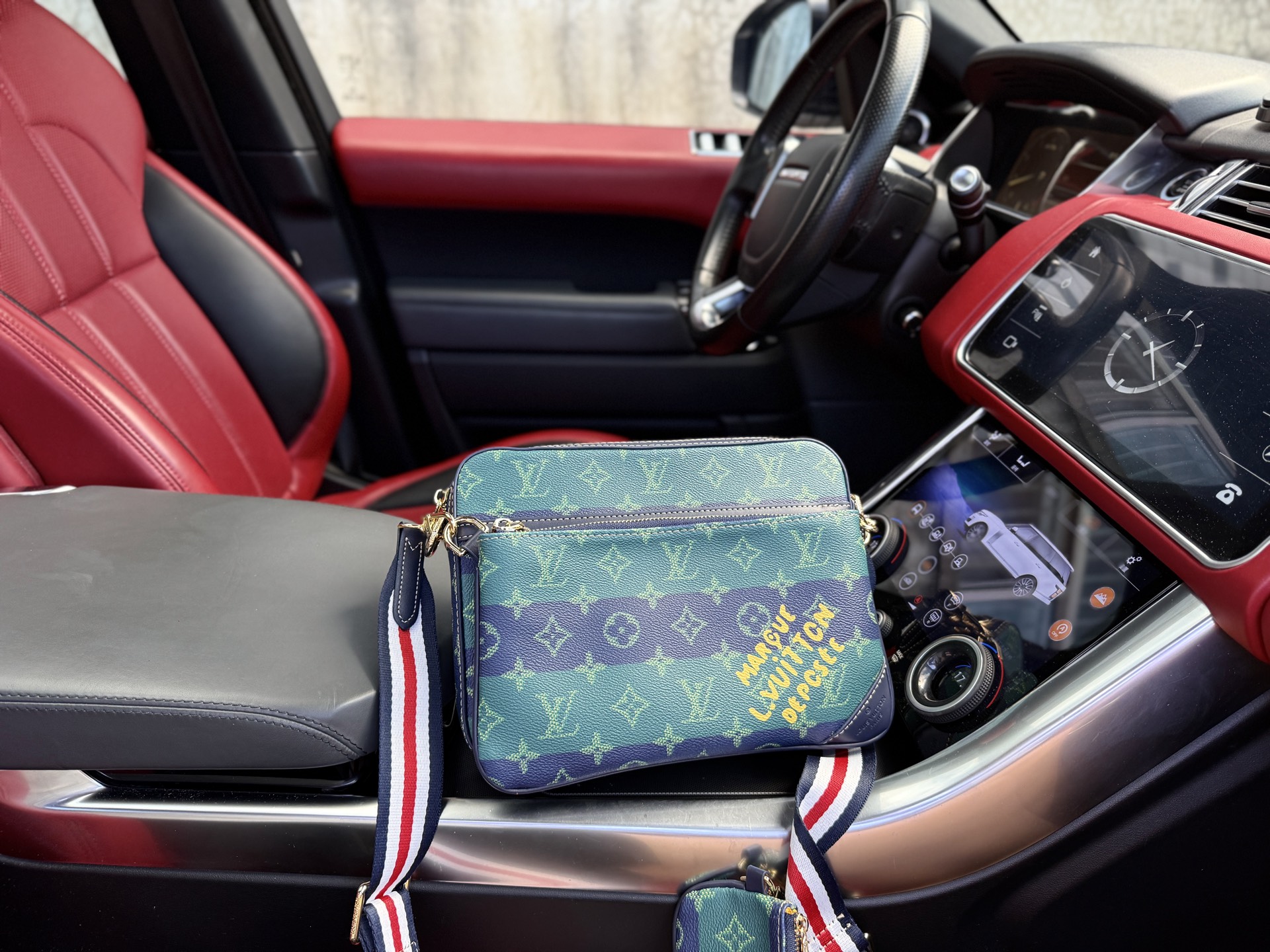 💰280 📷高端货‼️ 新款 “Louis Vuitton”lv单肩包💼 路易威登邮差包 M26026 LOUIS VUITTON Trio Messenger 品牌老花满印 Monogram Heritage 涂层帆布 邮差包斜挎单肩包 男款 绿色 超高清五金logo标志、顺滑拉链、油边超平滑、做工精致每个细节到位!男人必备款 尽显运动风范 商务工作中的理想伴侣。尺寸:25x18.5x7cm 配:折叠礼盒🎁