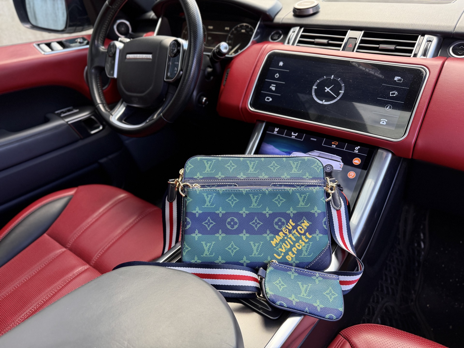 💰280 📷高端货‼️ 新款 “Louis Vuitton”lv单肩包💼 路易威登邮差包 M26026 LOUIS VUITTON Trio Messenger 品牌老花满印 Monogram Heritage 涂层帆布 邮差包斜挎单肩包 男款 绿色 超高清五金logo标志、顺滑拉链、油边超平滑、做工精致每个细节到位!男人必备款 尽显运动风范 商务工作中的理想伴侣。尺寸:25x18.5x7cm 配:折叠礼盒🎁