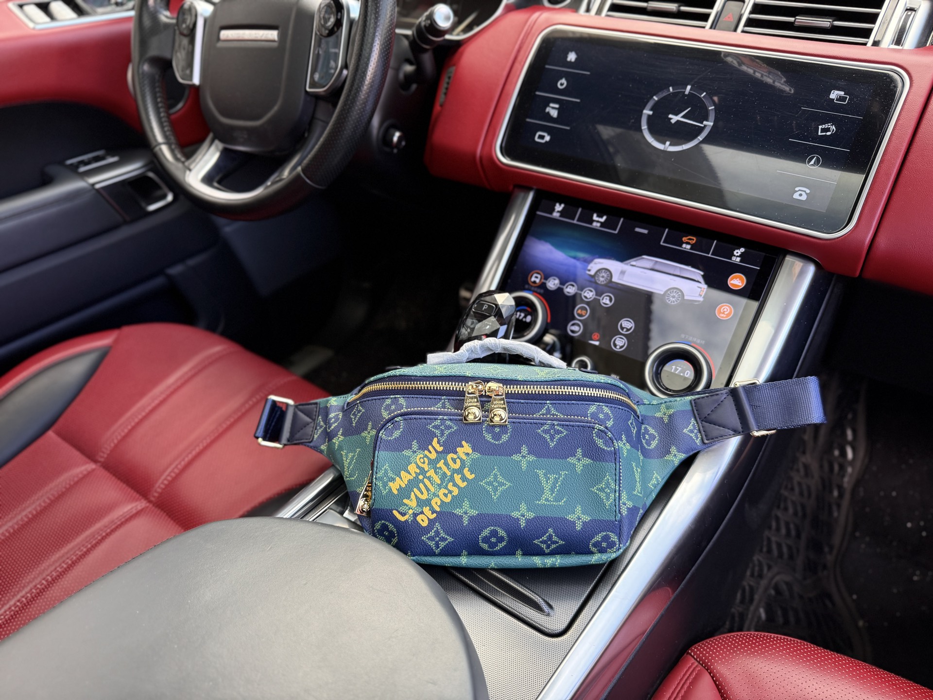 💰240📷高端货‼️ 新款 “Louis Vuitton”lv腰包💼 路易威登腰包lv胸包邮差包 M25783包 LOUIS VUITTON RUSH 品牌字母标识 帆布 腰包 男款 绿色 超高清五金logo标志、顺滑拉链、油边超平滑、做工精致每个细节到位!男人必备款 尽显运动风范 商务工作中的理想伴侣。尺寸:30x15x8cm 配:折叠礼盒🎁