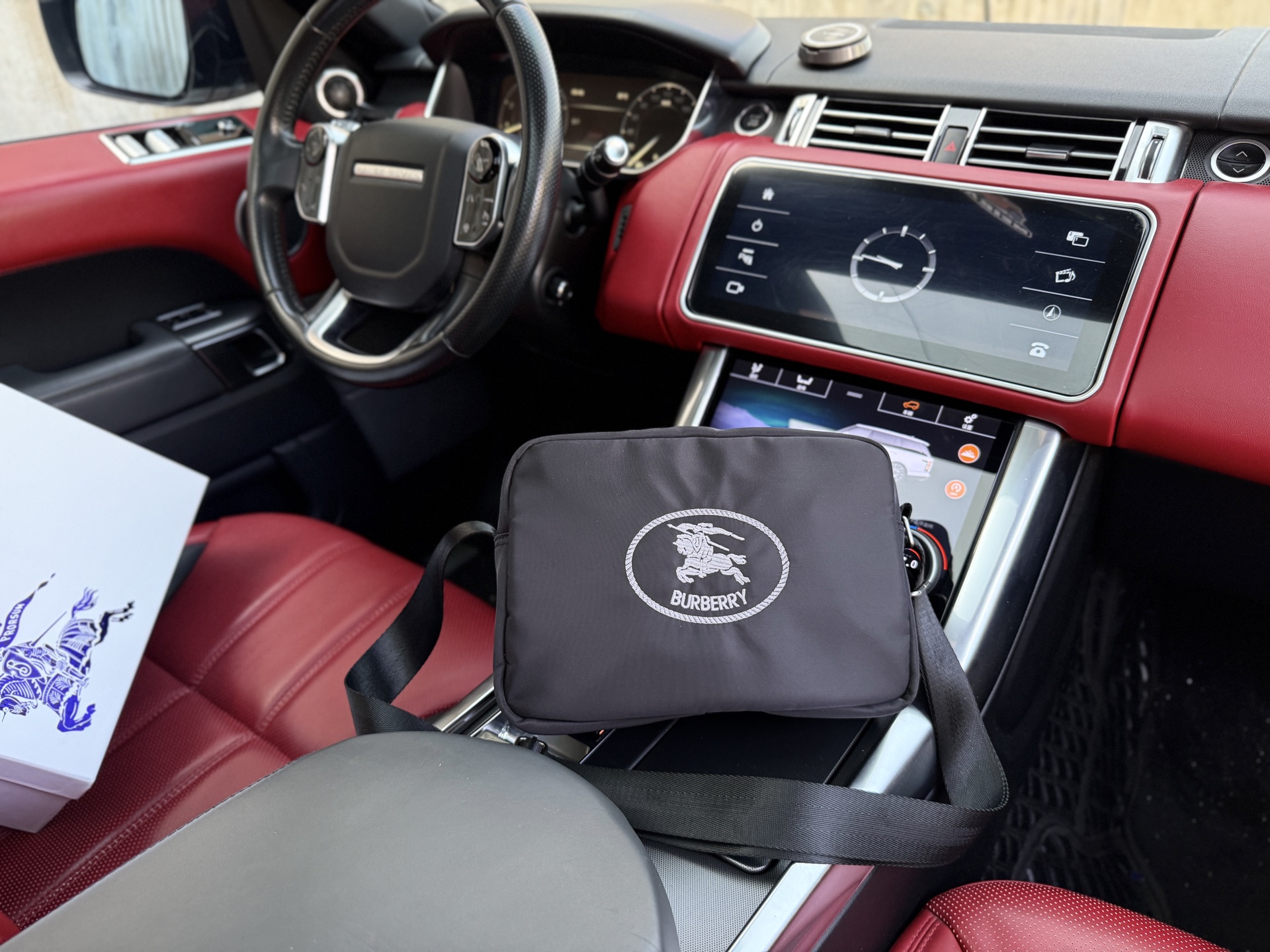 💰260📷高端货‼️新款 “ Burberry ”巴宝莉单肩包💼 博百利单肩包斜挎包邮差包 Burberry博柏利 网纹肩背带双向拉链金属配件 涤纶 单肩斜挎包 男款 黑色进口原厂防水布艺🐂高清五金logo标志、专用内里。顺滑拉链、油边平滑、做工精致每个细节到位!潮男必备款。规格:25x17x8cm。配礼盒🎁🧾🛃