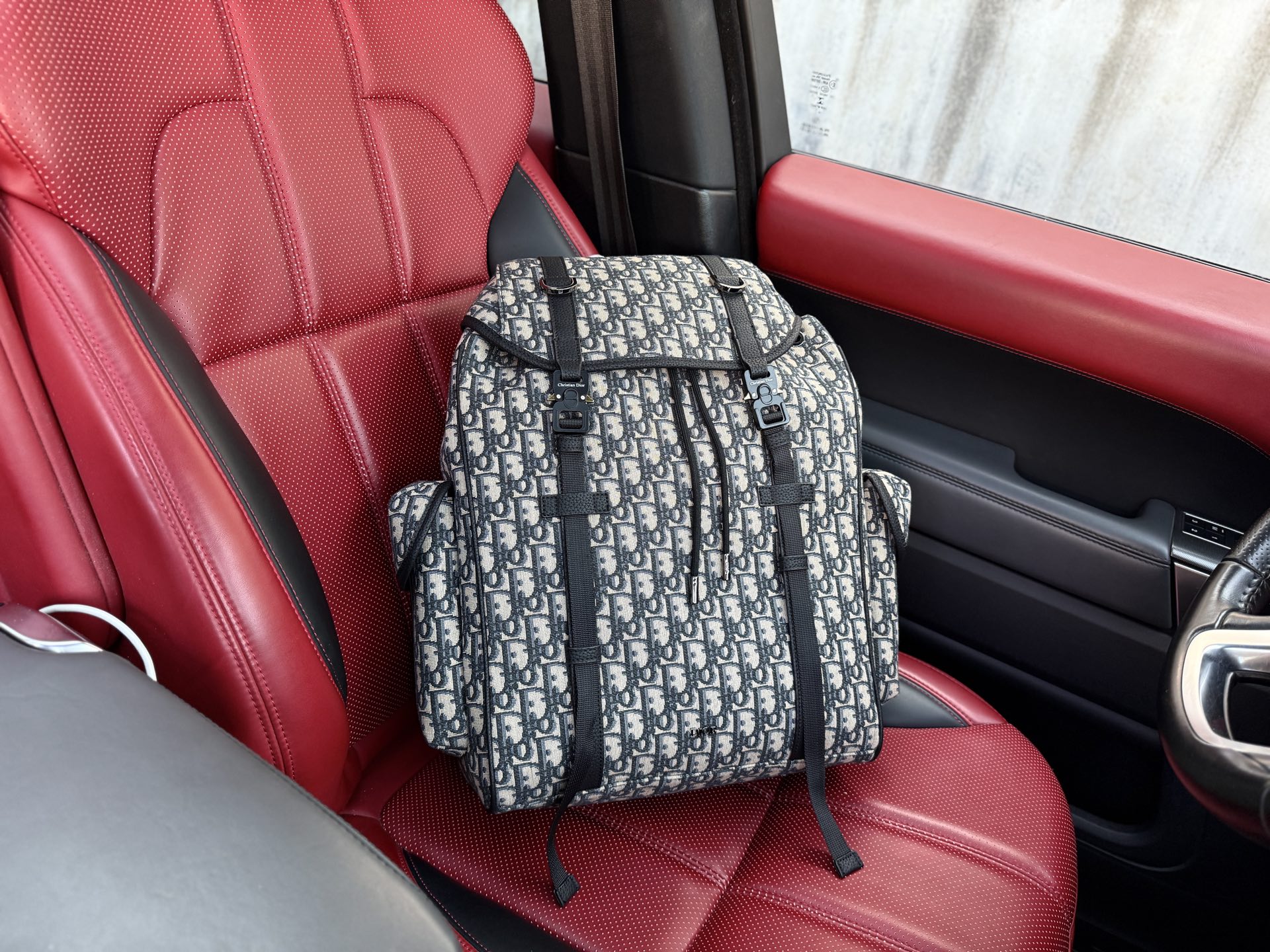 💰320 📷高端货‼️ 新款 “ Door ”迪奥双肩包💼 DIOR迪奥双肩包背包 DIOR迪奥 Hit The Road 品牌印花 棉 双肩包 男女同款情侣款 米色/黑色 马鞍双肩包 大容量 Saddle 老花满印刺绣拼牛皮革 书包背包双肩包 男款黑色 可融入15寸笔记本电脑 高清五金刻字,专用内里,旅行必备款!规格:30x42x16cm