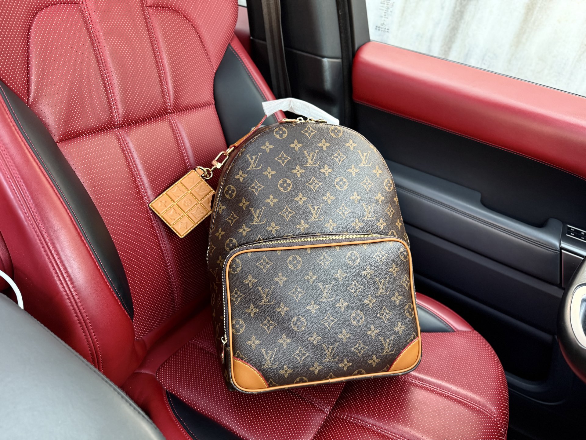 💰300 📷高端货‼️ 新款 “ Louis Vuitton ”lv双肩包💼 路易威登双肩包 学生背包 M25979 带挂件 LOUIS VUITTON Discovery 品牌老花满印 帆布 双肩包 男款 深棕色 高清五金logo标志、专用里内里。顺滑拉链、油边平滑、做工精致每个细节到位!潮男必备款 规格:30x39x19cm 带挂件!