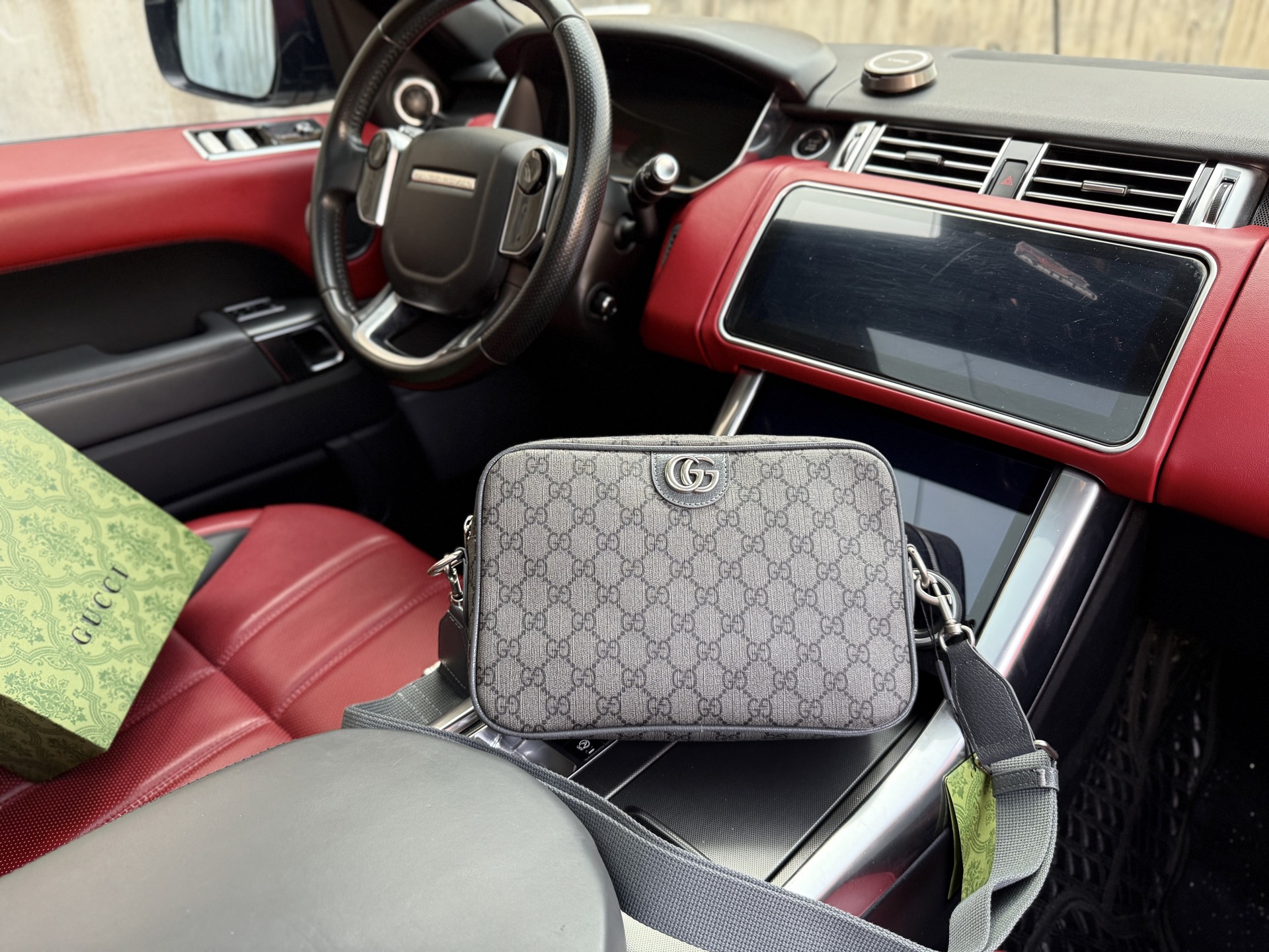 💰260 📷高端货‼️ 新款 “ GUCCI ”古奇单肩包💼 GUCCI古驰邮差包 GUCCI古驰 Ophidia 金标Logo条纹纹织设计 皮革 单肩包 中号 男款 灰色 百搭经典推荐#高清五金logo标志、内里隔层!专用内里。顺滑拉链、做工精致每个细节到位!男人必备款。规格:27x18x7.5cm 配折叠礼盒🎁