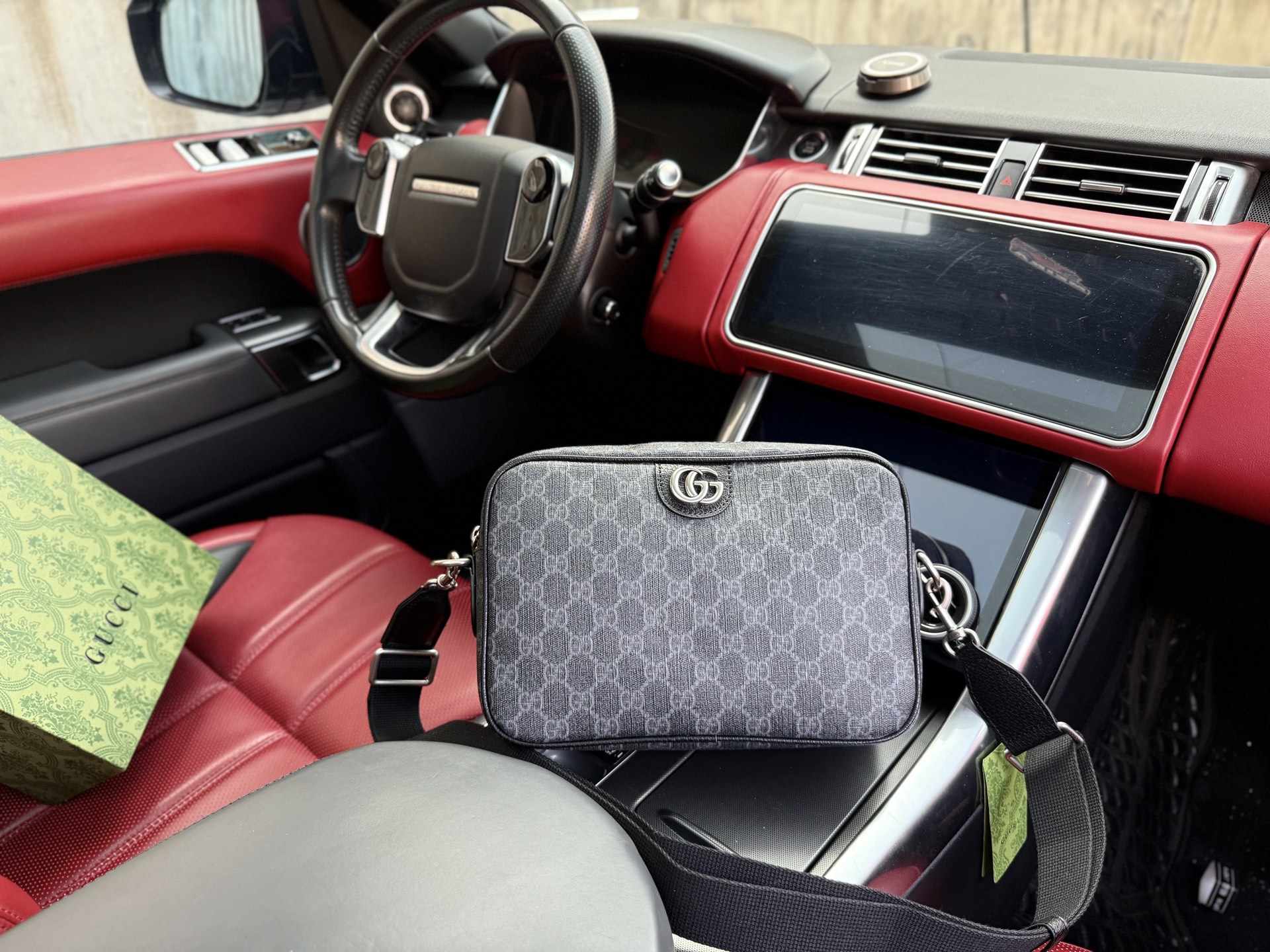 💰260 📷高端货‼️ 新款 “ GUCCI ”古奇单肩包💼 GUCCI古驰邮差包 GUCCI古驰 Ophidia 金标Logo条纹纹织设计 皮革 单肩包 中号 男款 黑色 百搭经典推荐#高清五金logo标志、内里隔层!专用内里。顺滑拉链、做工精致每个细节到位!男人必备款。规格:27x18x7.5cm 配折叠礼盒🎁