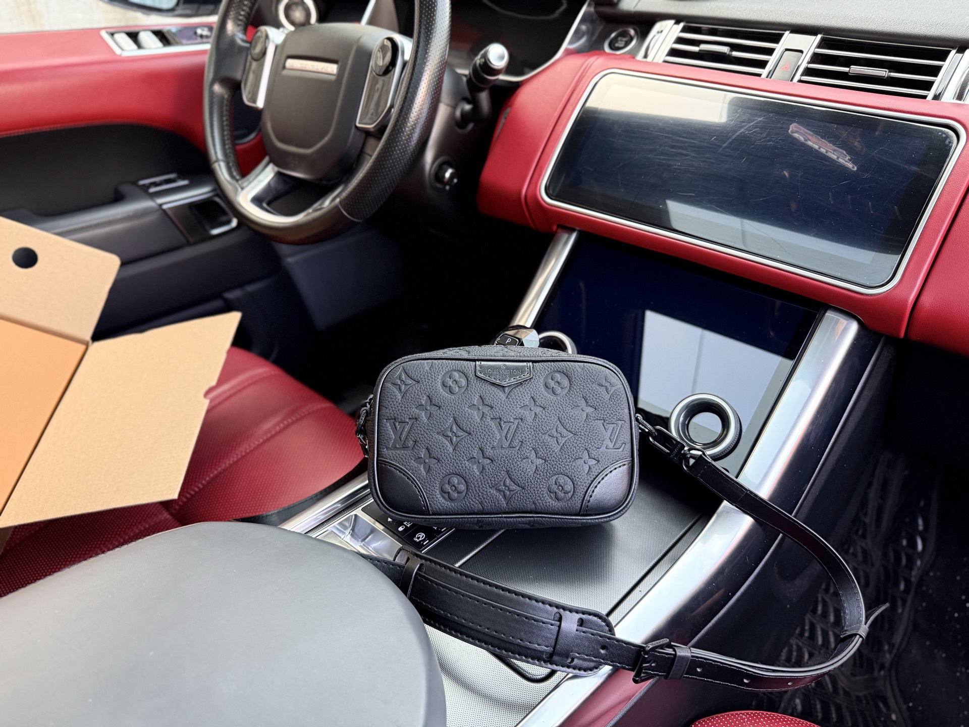 💰260 芯片版 📷高端货‼️ 新款 “ Louis Vuitton”lv单肩包💼 路易威登单肩包斜挎包 M14253 LOUIS VUITTON 品牌经典印花拉链开合 皮革 钱包 常规 男款 压花 专用内里 高清五金logo标志 顺滑拉链 潮流必备款! 尺寸:20x13x6.5cm 配:飞机盒✈️➕折叠礼盒🎁🛃