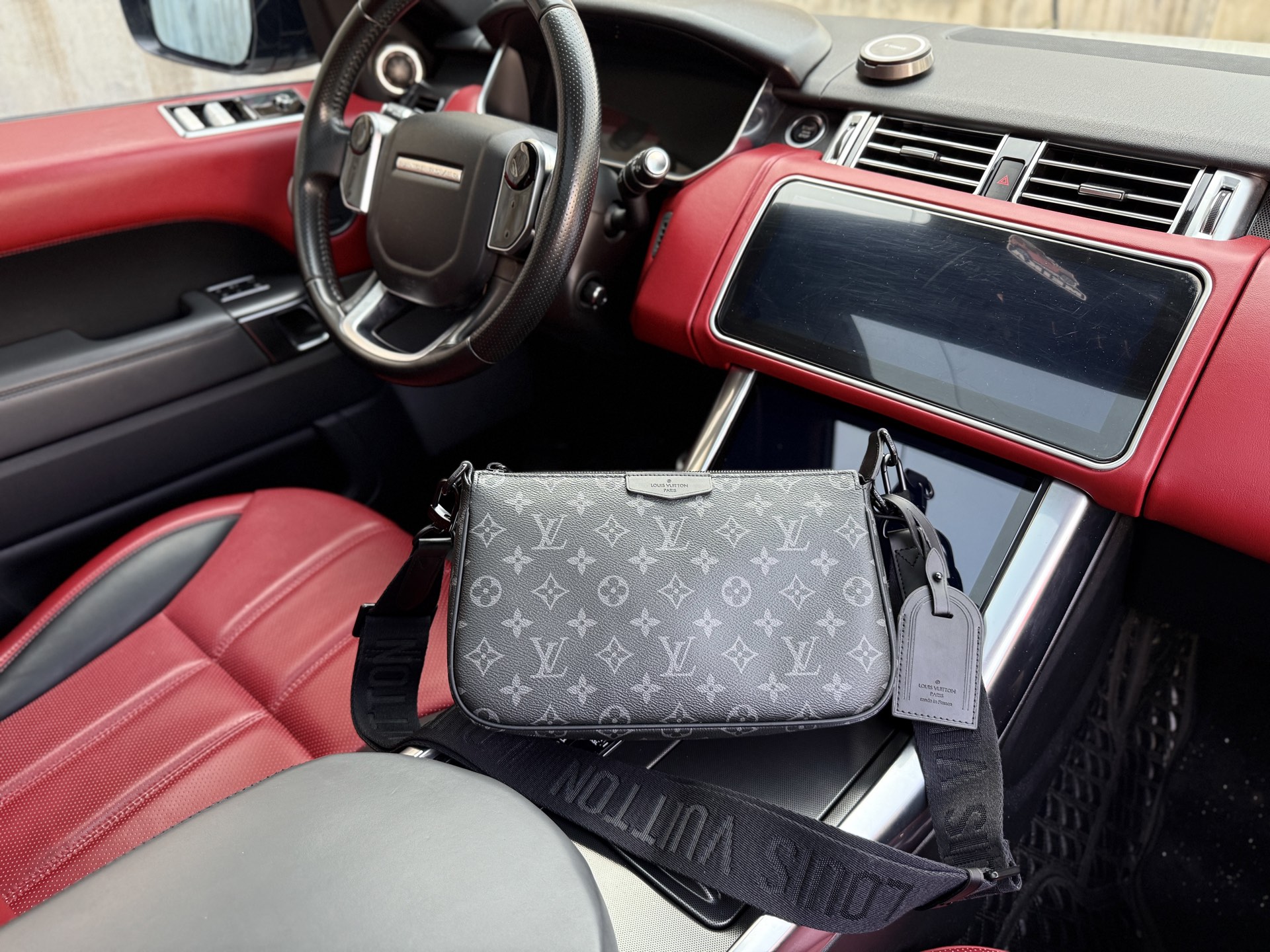 💰280 📷高端货‼️ 新款 “Louis Vuitton”lv单肩包💼 路易威登单肩包斜挎邮差包 M11741 LOUIS VUITTON POCHETTE ACCESSOIRES Pochette Accessories 字母徽标可拆卸肩带 皮革饰边 单肩斜挎包 常规 男款 黑色 超高清五金logo标志、顺滑拉链、油边超平滑、做工精致每个细节到位!男人必备款 尽显运动风范 商务工作中的理想伴侣。尺寸:29x17x10cm 配折叠礼盒🎁