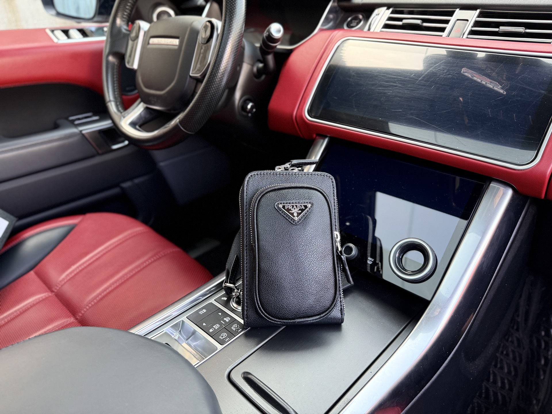 💰240 📷高端货‼️ 最新款 “ PRADA ”普拉达单肩包💼普拉达手机包 邮差包手提斜挎包 字母Logo徽标可调节肩带Saffiano皮革邮差包单肩斜挎包 男款 黑色 尼龙和Saffiano 皮革斜挎包尼龙材质金属配件和钛金属拉链Prada徽标织物衬里两枚旁开扣 正面三角形珐琅徽标这款摩登时尚的单肩包配有可拆卸的小袋挂饰和空间宽大的内部隔层,彰显功能性。顺滑拉链 专用内里 高清五金标识。规格:11.5x19cm 配礼盒🎁