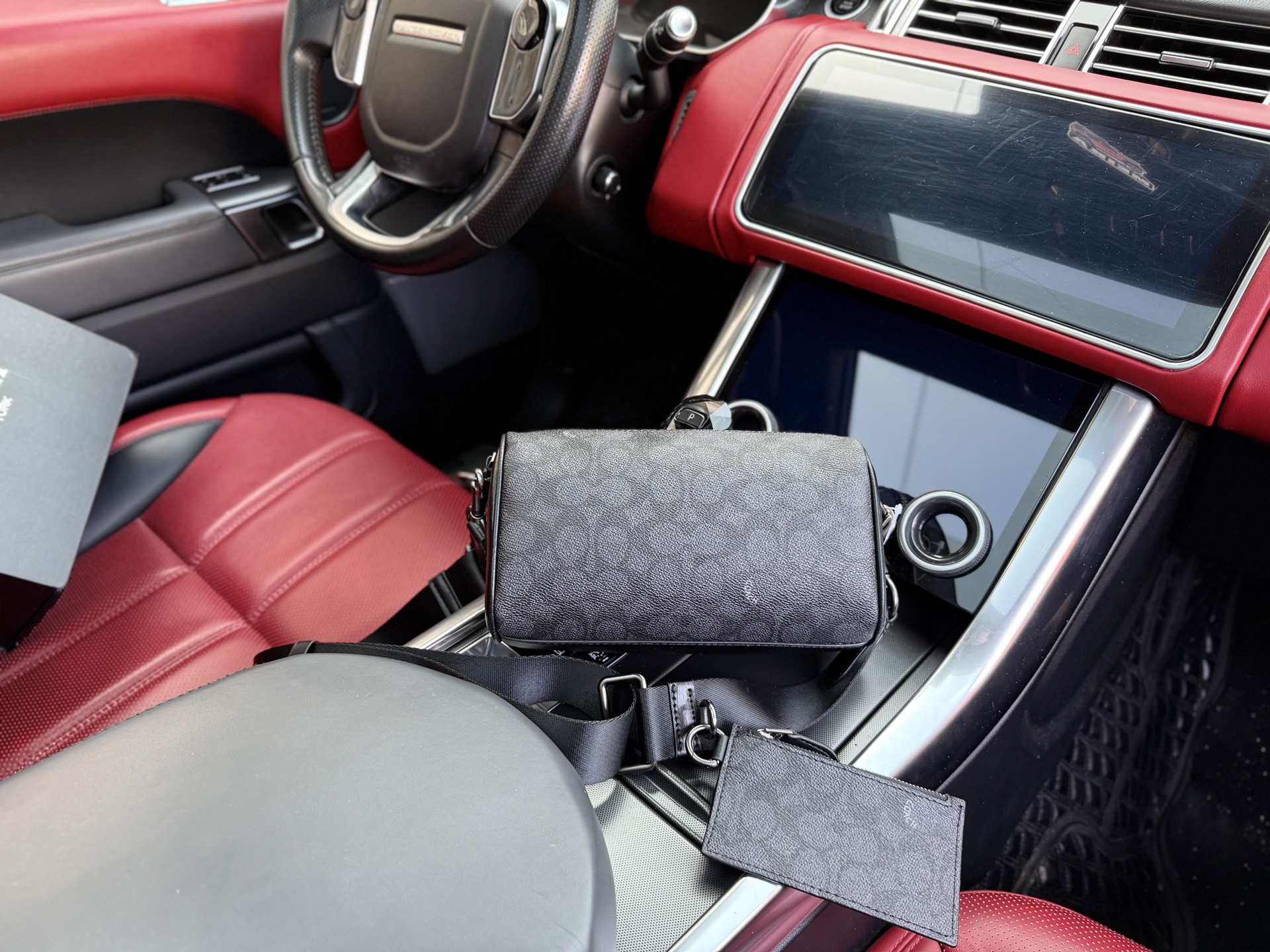 💰355 📷高端货‼️ 新款 “ COACH ”蔻驰单肩包💼 coach蔻驰单肩包斜挎邮差包 COACH蔻驰 AXEL 21 品牌印花可调节肩带 涂层帆布 单肩斜挎包 小号 男款 木炭拼黑色 高清五金logo标志、专用里内里。顺滑拉链、边超平滑、做工精致每个细节到位！男人必备款。规格：21x12x10cm。配折叠礼盒🎁