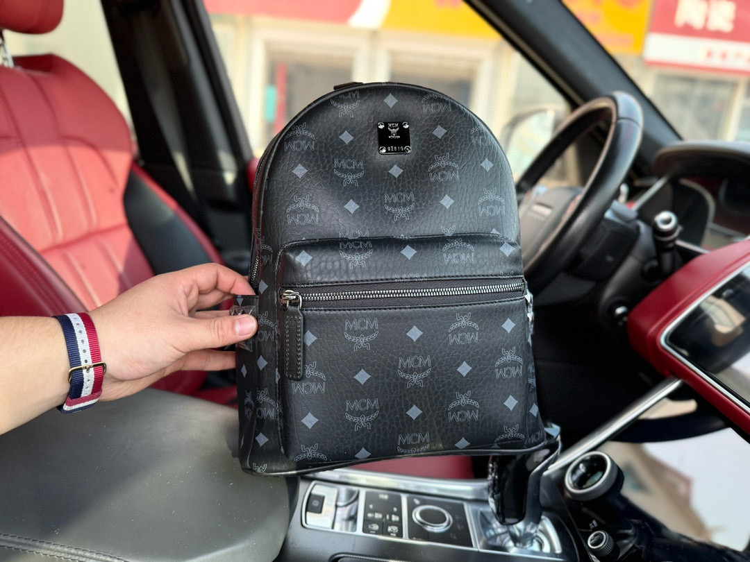 p210 p195 p185 📷高端货‼️新款 “McM”双肩包💼 2k镀金 Stark Visetos 经典双侧铆钉老花满印 涂层帆布 书包背包双肩包 迷你 男女同款 棕色干邑色高清五金logo标志、专用内里。顺滑拉链，油边平滑细腻，做工精致 每个细节到位！潮男必备款。规格：大号高37cm。中号高33cm。小号高27cm。