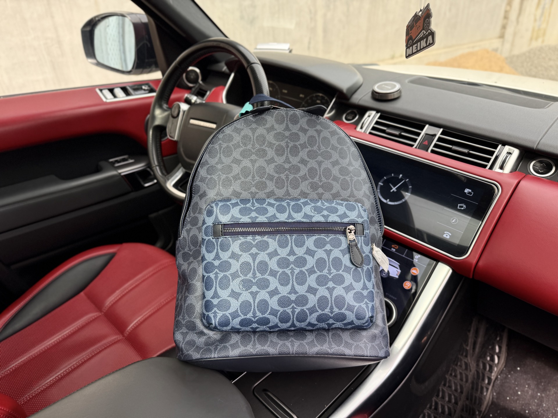 💰280 📷高端货‼️ 新款 “ COACH ”蔻驰双肩包 💼 coach蔻驰升级版双肩包 COACH蔻驰 West 32 老花满印 涂层帆布 双肩包 大号 男款 牛仔蓝  内设电脑隔层 拉链暗袋 高清五金logo标志、专用里内里。顺滑拉链、油边平滑、做工精致每个细节到位！潮男必备款 尺寸：32x43x15cm