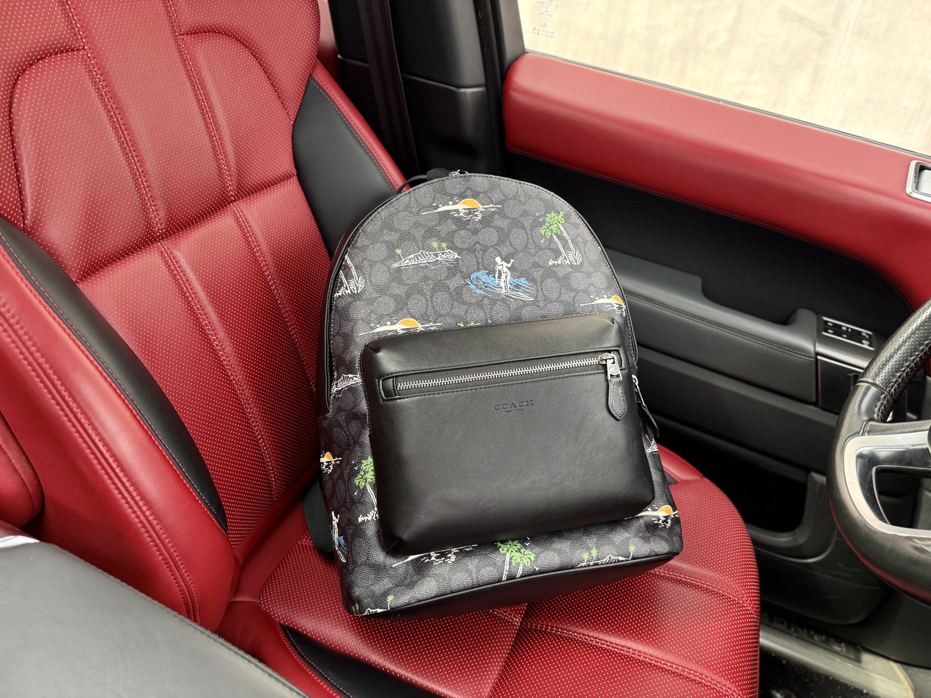 💰420 📷高端货‼️ 新款 “ COACH ”蔻驰双肩包 💼 coach蔻驰升级版双肩包 COACH蔻驰 32 冲浪印花 涂层帆布 双肩包 大号 男女同款情侣款 黑色  内设电脑隔层 拉链暗袋 高清五金logo标志、专用里内里。顺滑拉链、油边平滑、做工精致每个细节到位！潮男必备款 尺寸：32x43x15cm