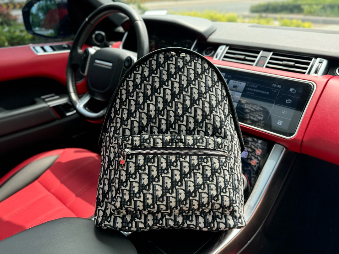 💰320 📷高端货‼️ 新款 “Door/迪奥”双肩包💼 DIOR迪奥 Rider系列 经典老花刺绣 织物 背包双肩包 男女同款情侣款 米黑色 马鞍双肩包 大容量 Saddle 老花满印刺绣拼牛皮革 书包背包双肩包 男款黑色 可融入笔记本电脑 高清五金刻字,专用内里,旅行必备款!规格:30x38x15cm