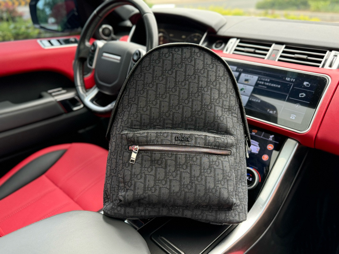 💰320 📷高端货‼️ 新款 “Door/迪奥”双肩包💼 DIOR迪奥 Rider系列 经典老花刺绣 织物 背包双肩包 男女同款情侣款 黑色 马鞍双肩包 大容量 Saddle 老花满印刺绣拼牛皮革 书包背包双肩包 男款黑色 可融入笔记本电脑 高清五金刻字,专用内里,旅行必备款!规格:30x38x15cm