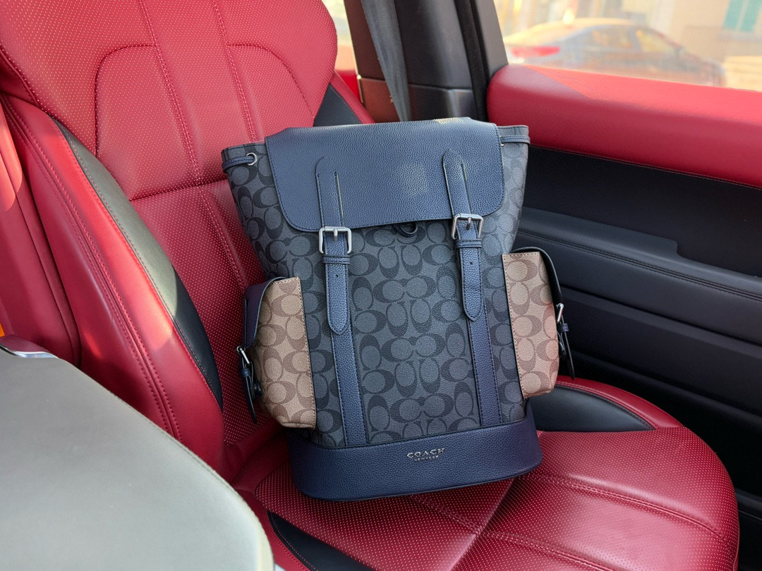 💰280 📷高端货‼️ 新款 “Coach/蔻驰”双肩包💼 COACH蔻驰 Hudson 30 经典老花拼色 标志性涂层帆布拼皮革 双肩包 大号 男款 木炭灰拼卡其色拼牛仔布进口原厂面料🐂内含电脑隔层 拉链暗袋 高清五金logo标志、专用里内里。顺滑拉链、油边平滑、做工精致每个细节到位!旅行必备款。规格:30x42x15cm