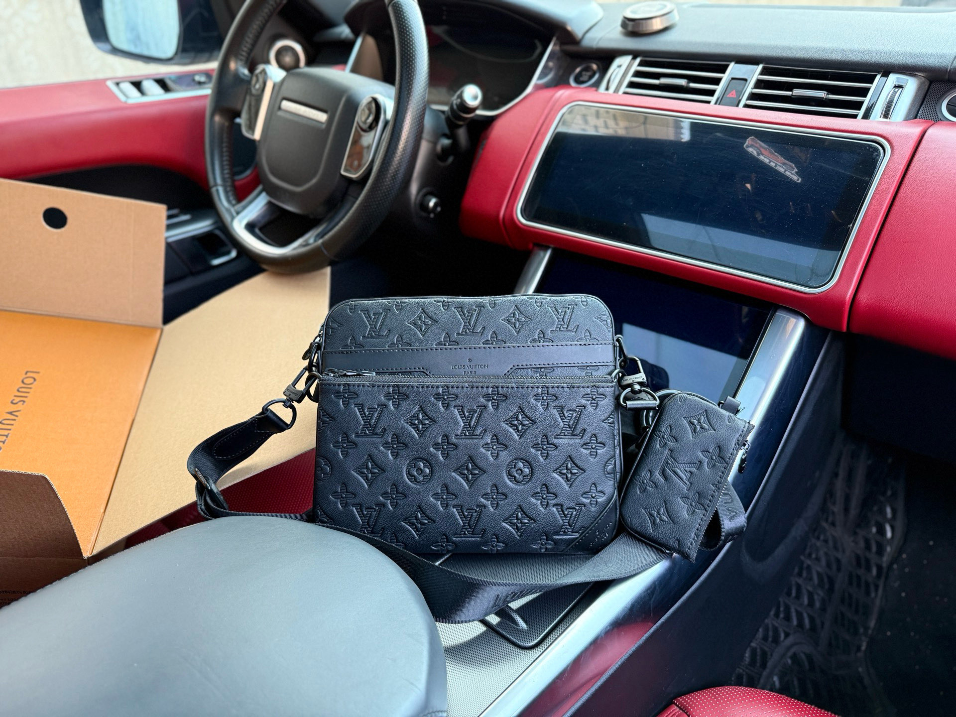 💰280 📷高端货‼️ 新款 “Louis Vuitton”lv单肩包💼 路易威登邮差包三合一斜挎包 M46602 LOUIS VUITTON Trio 可拆卸可调节肩带男士三合一 牛皮革 邮差包单肩斜挎包 男款 黑色 超高清五金logo标志、顺滑拉链、油边超平滑、做工精致每个细节到位!男人必备款 尽显运动风范 商务工作中的理想伴侣。尺寸:25x18.5x7cm 配:飞机盒✈️➕折叠礼盒🎁➕芯片